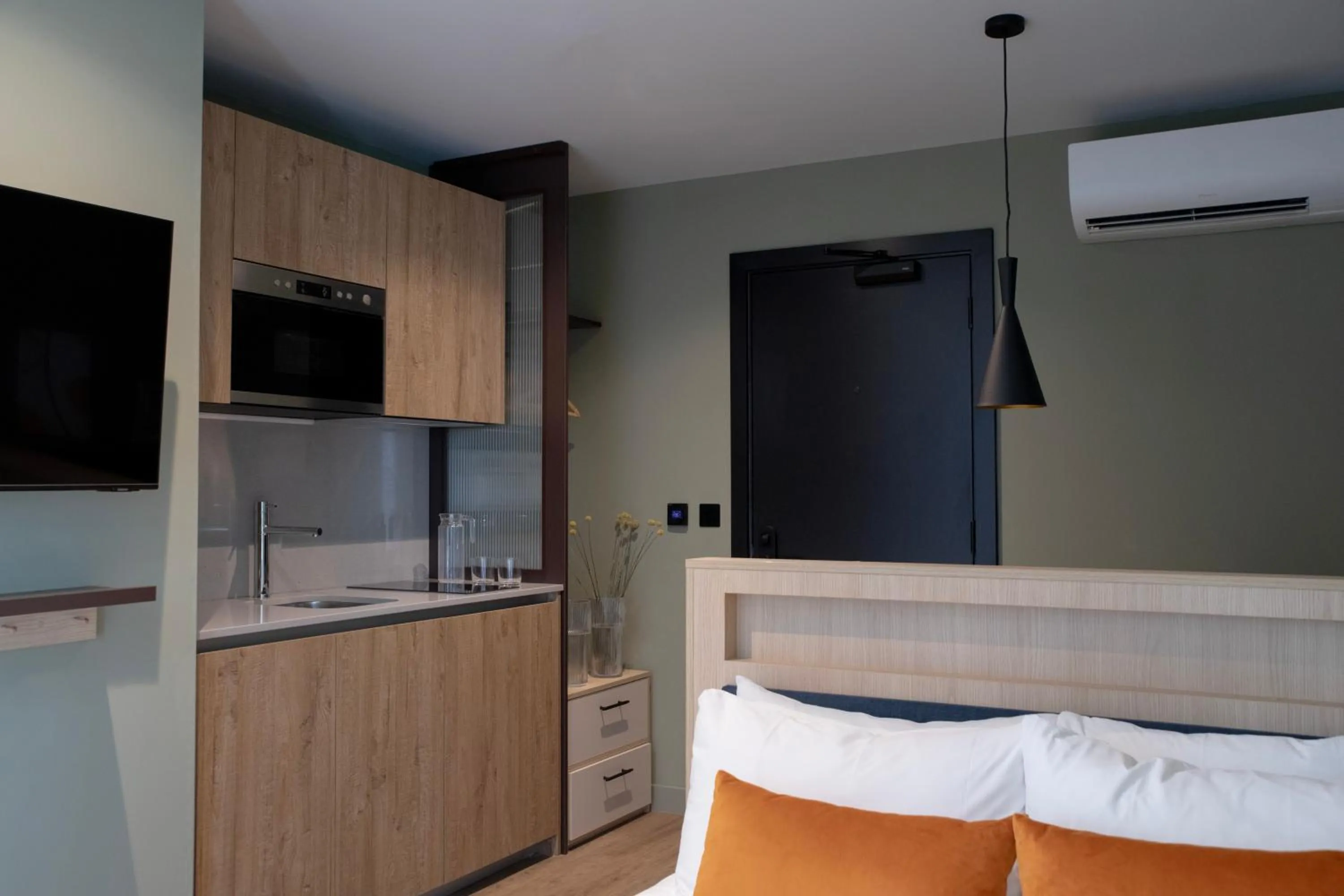 Photo of the whole room, Bed in Bob W London Tower Hill - Studios