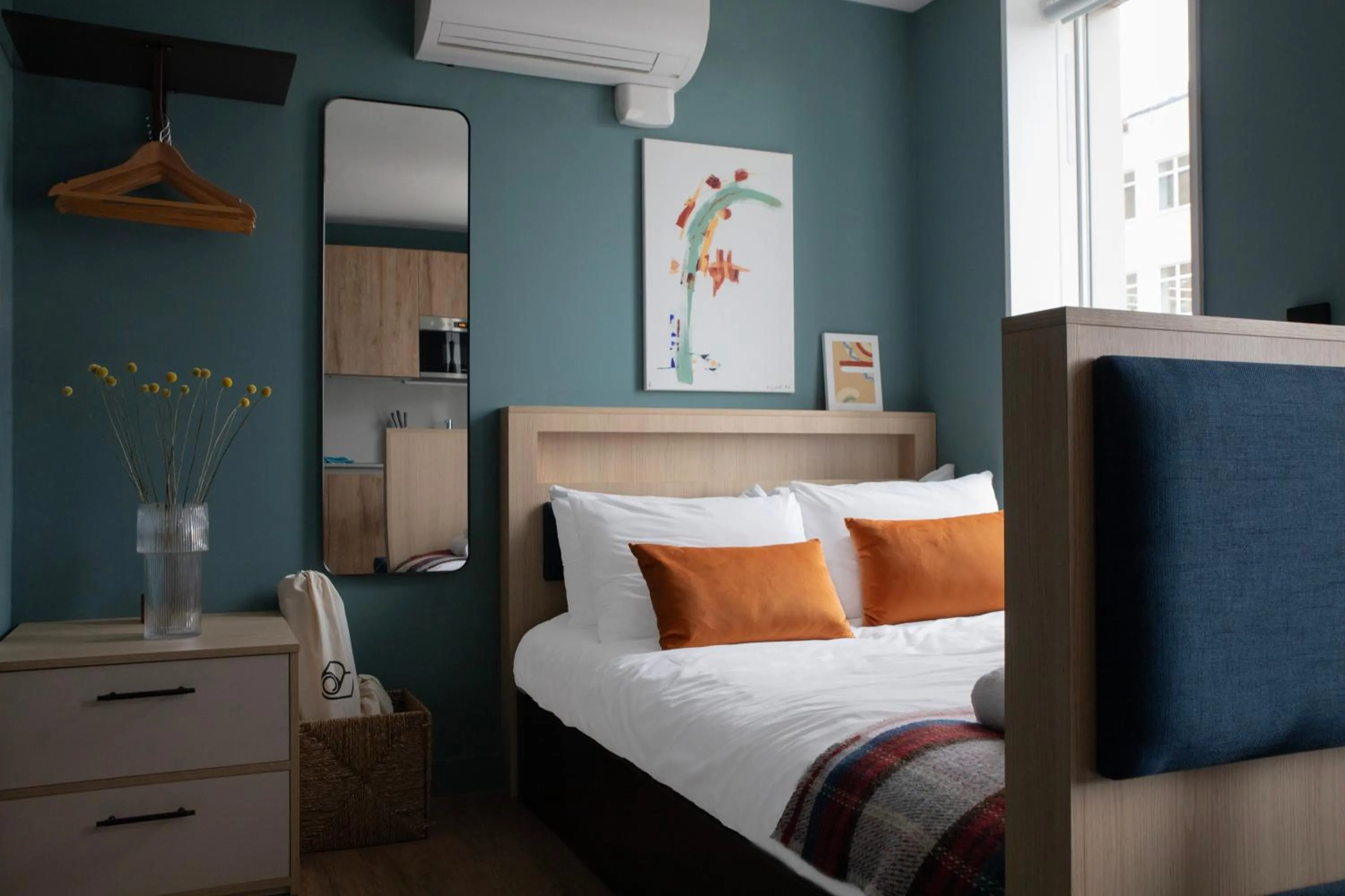 Photo of the whole room, Bed in Bob W London Tower Hill - Studios