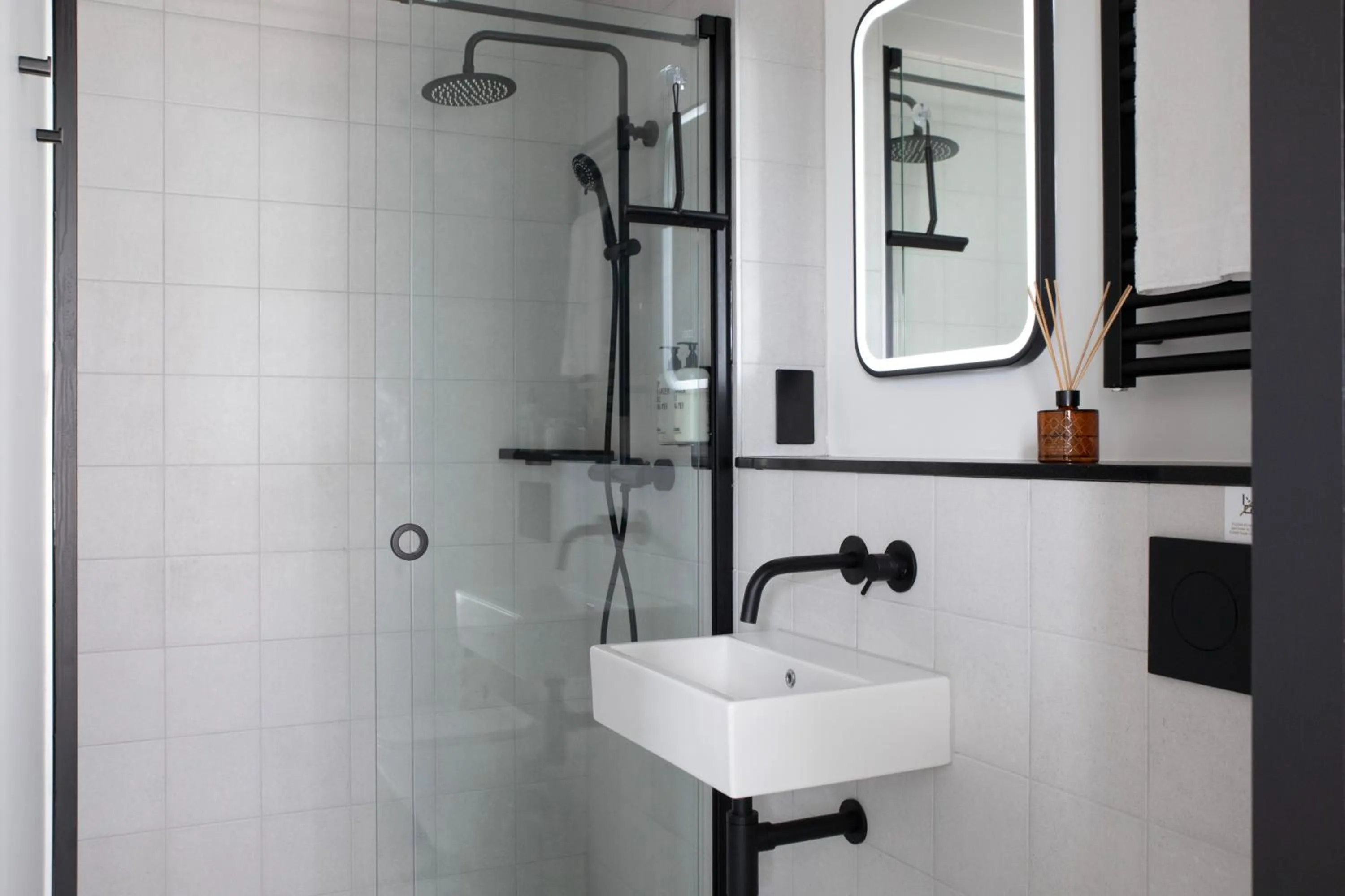 Shower in Bob W London Tower Hill - Studios