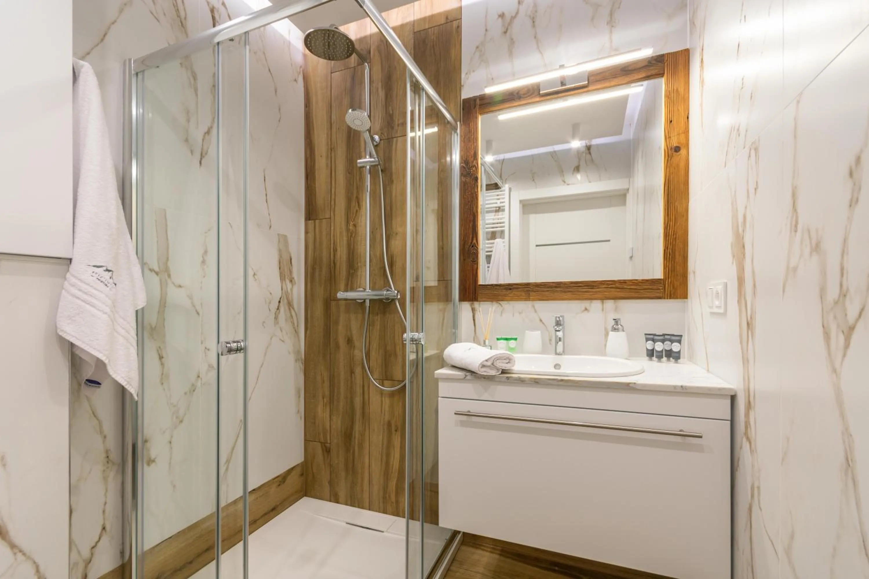 Shower in Apartament Cortina