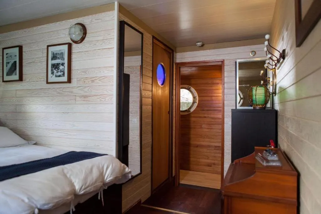 Bedroom, Bed in Péniche Mirage-chambre d'hôtes