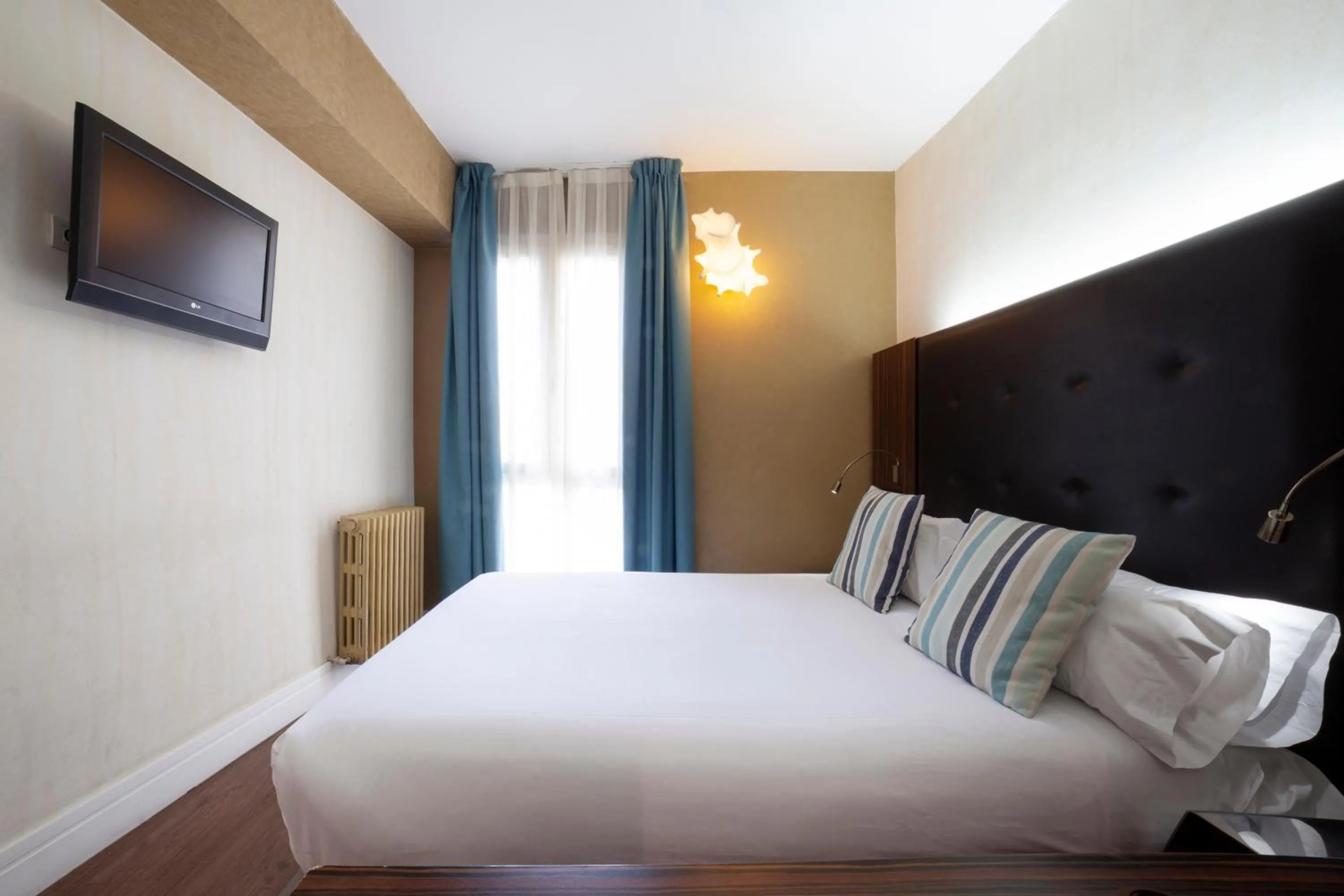 Bedroom, Bed in Petit Palace Tamarises