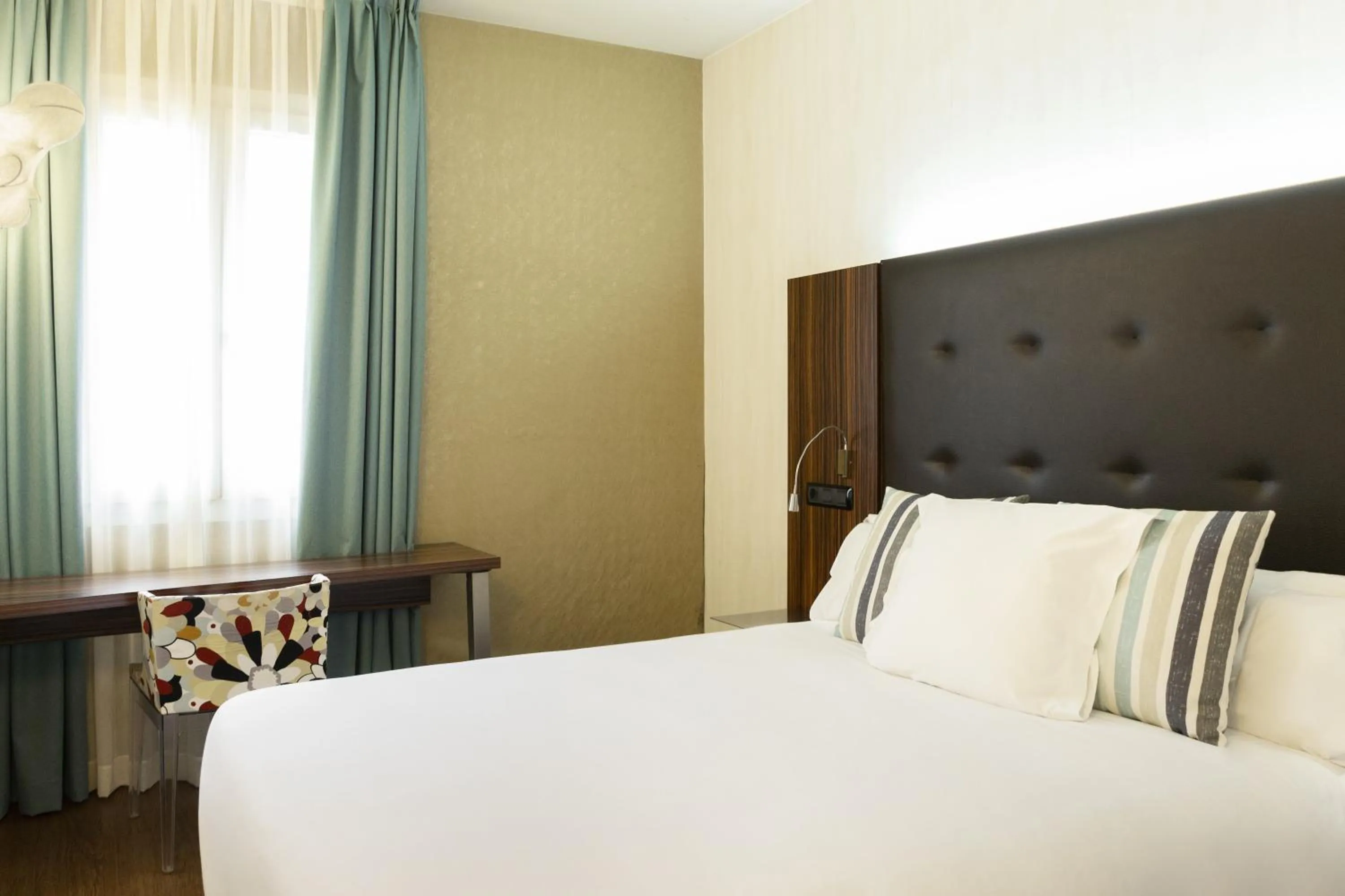 Bedroom, Bed in Petit Palace Tamarises