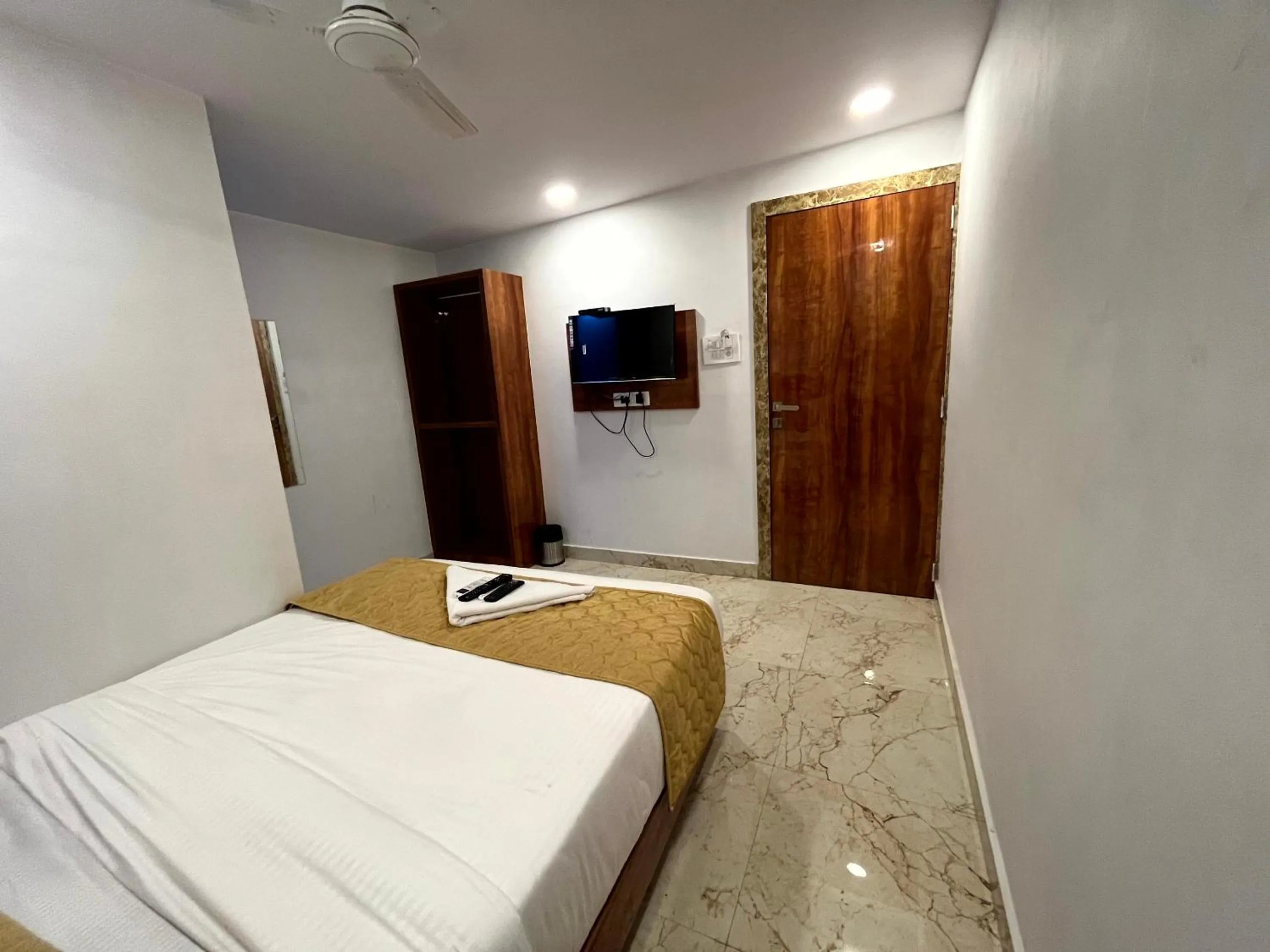 Bed in Hotel Delmond Prime- Near NESCO