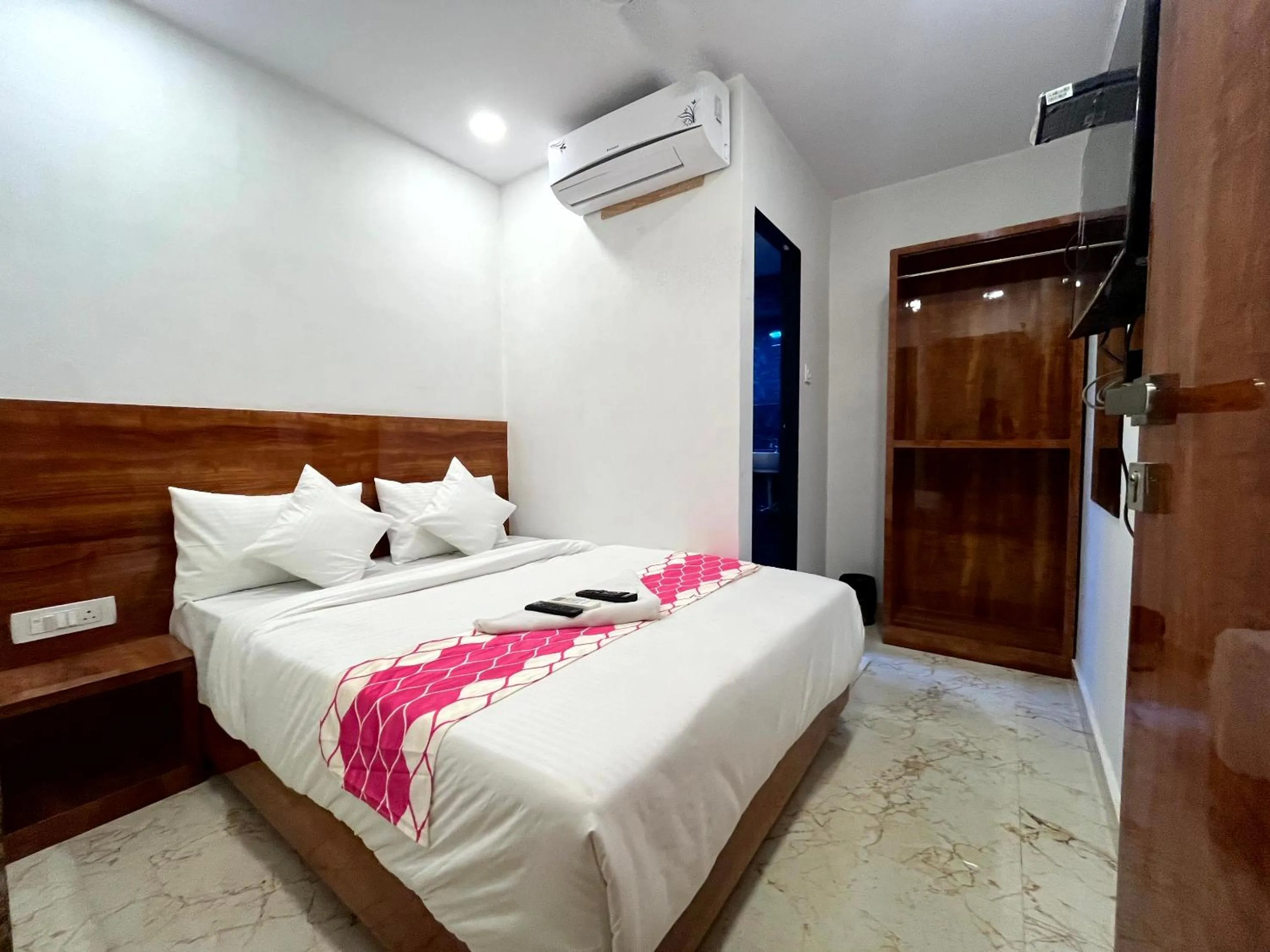 Bed in Hotel Delmond Prime- Near NESCO