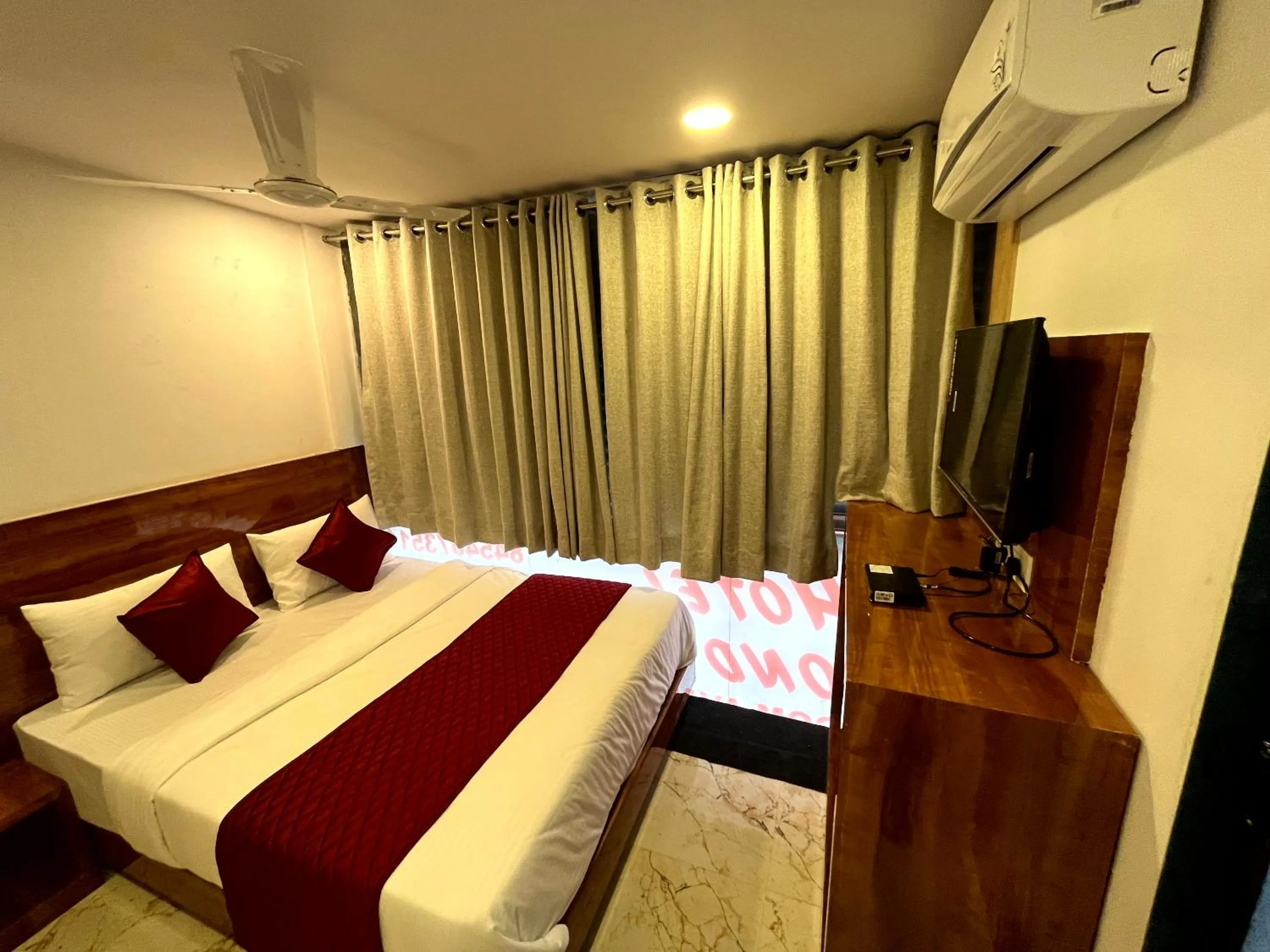 Bed in Hotel Delmond Prime- Near NESCO