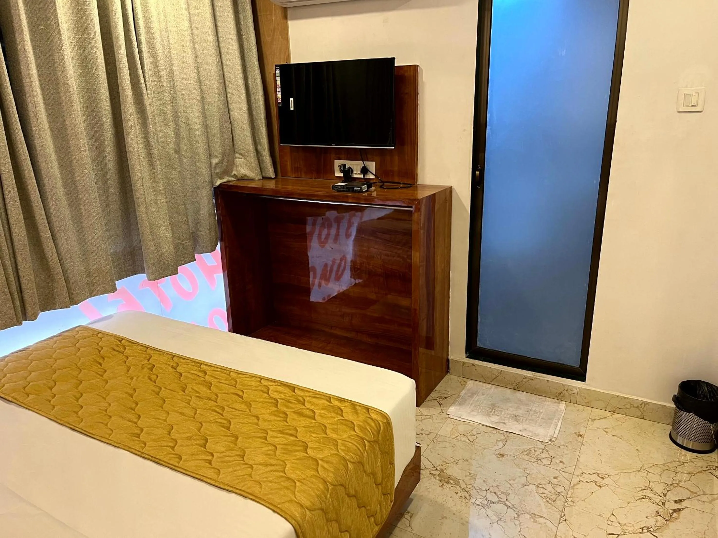 TV and multimedia in Hotel Delmond Prime- Near NESCO