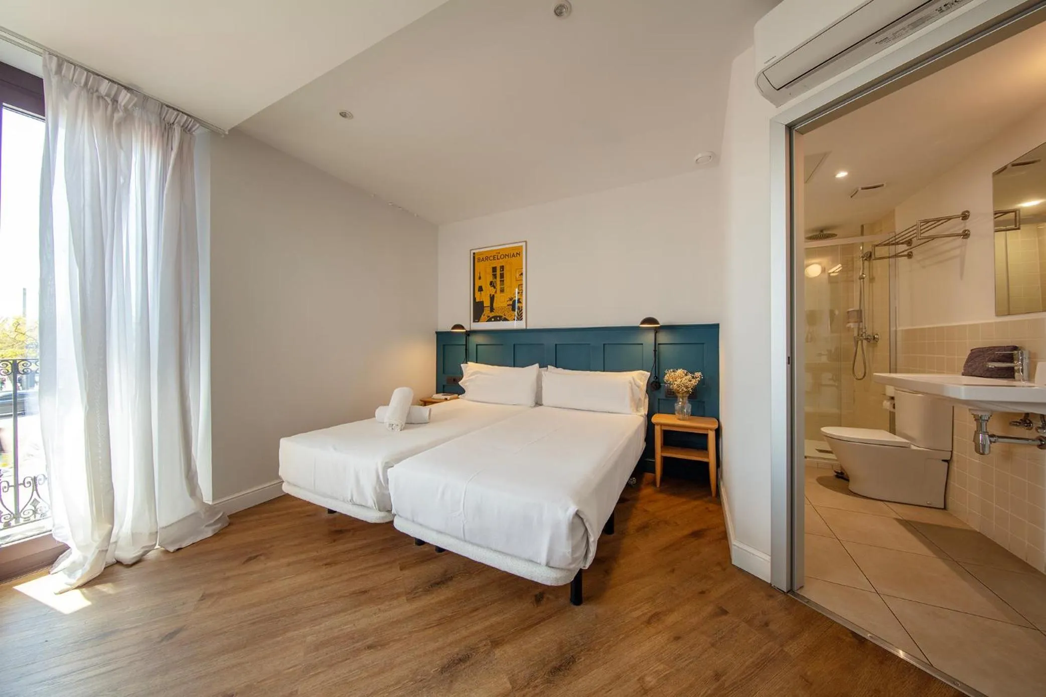 Bathroom, Bed in Som Nit Port Vell