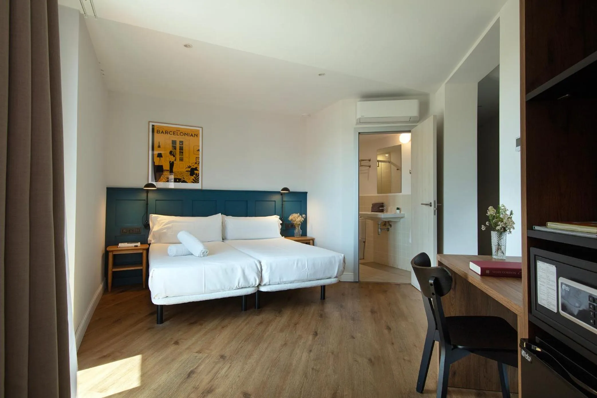 Photo of the whole room, Bed in Som Nit Port Vell