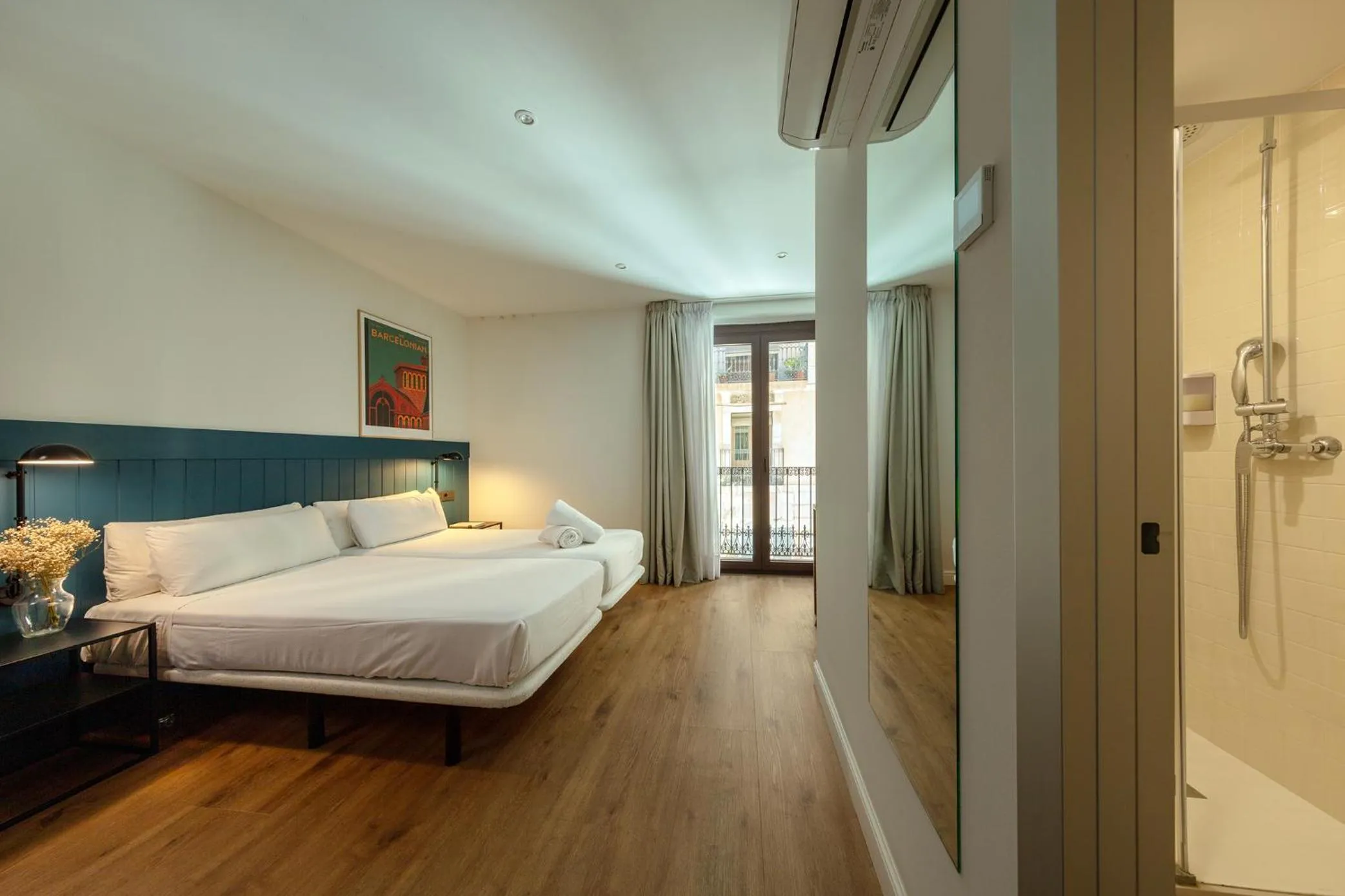 Photo of the whole room, Bed in Som Nit Port Vell