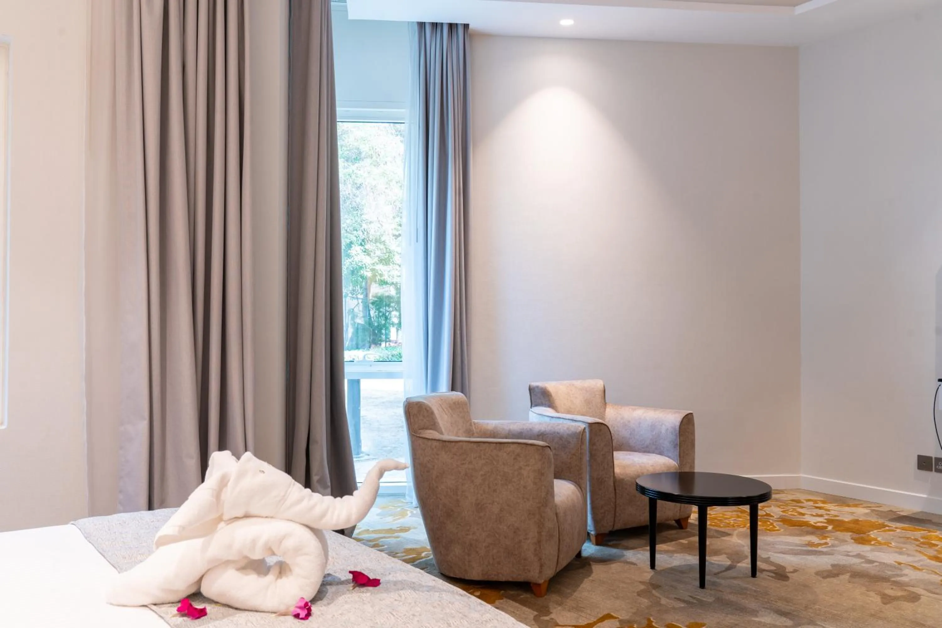 Seating area, Bed in eStay Hotel