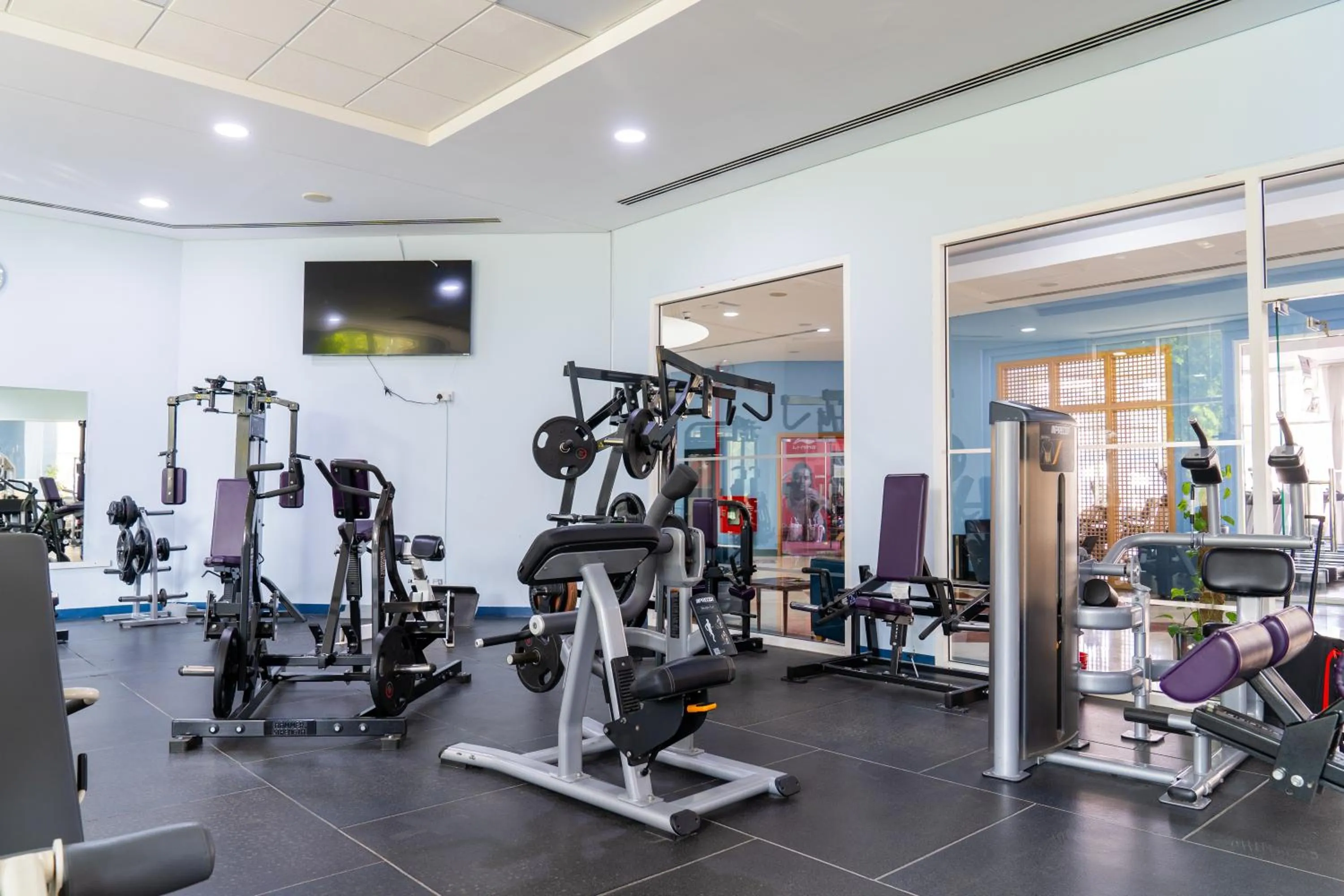Fitness centre/facilities in eStay Hotel