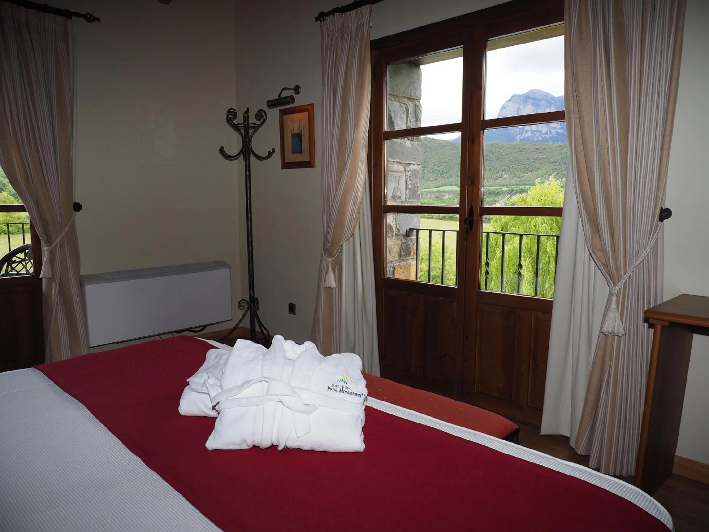 Photo of the whole room, Bed in Hotel & SPA Peña Montañesa