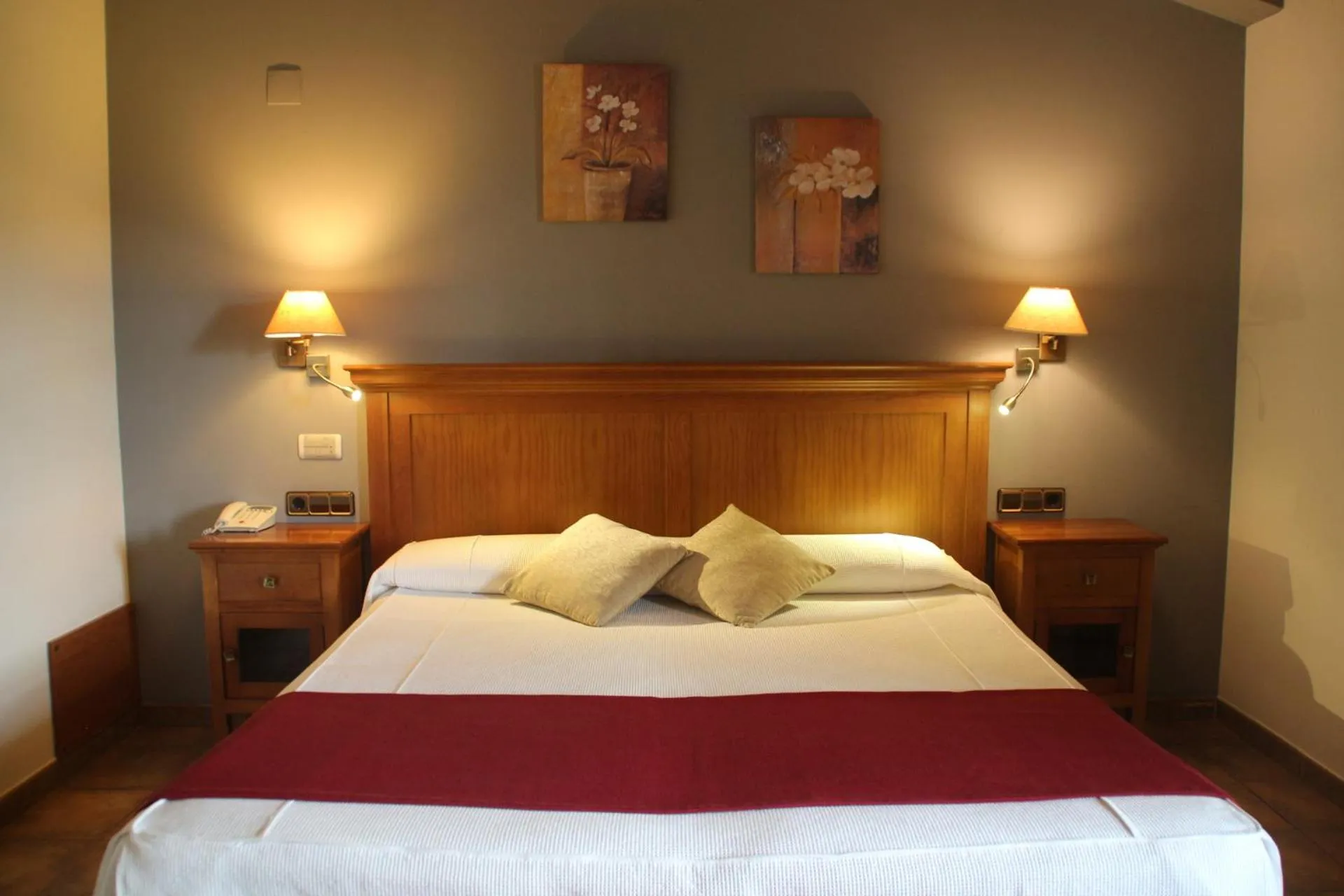 Photo of the whole room, Bed in Hotel & SPA Peña Montañesa