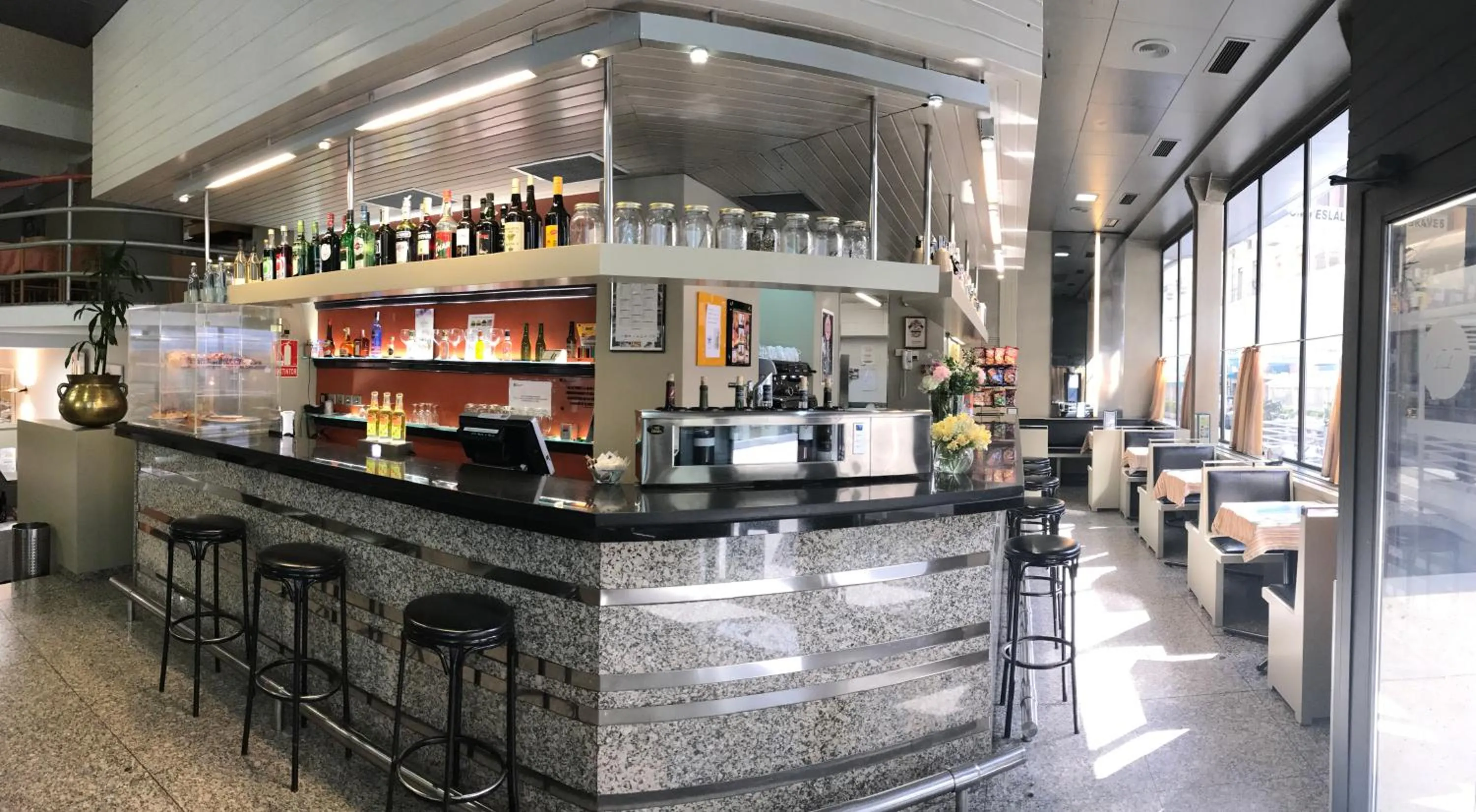 Restaurant/places to eat in Hotel Nice