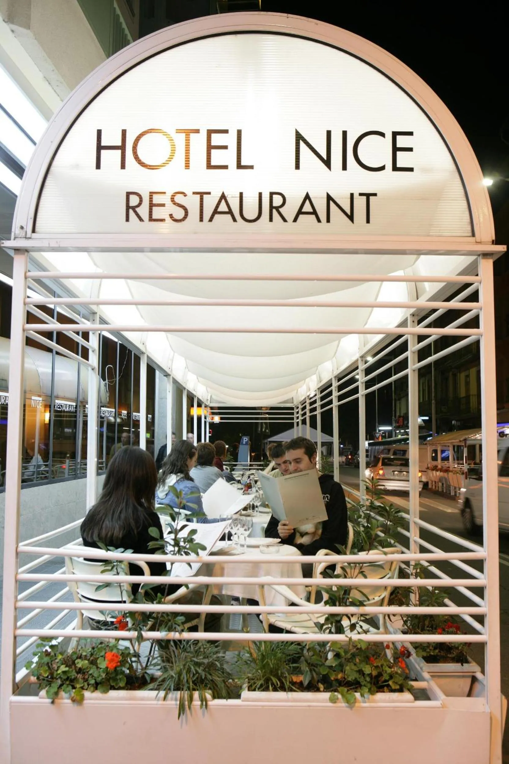 Restaurant/places to eat in Hotel Nice