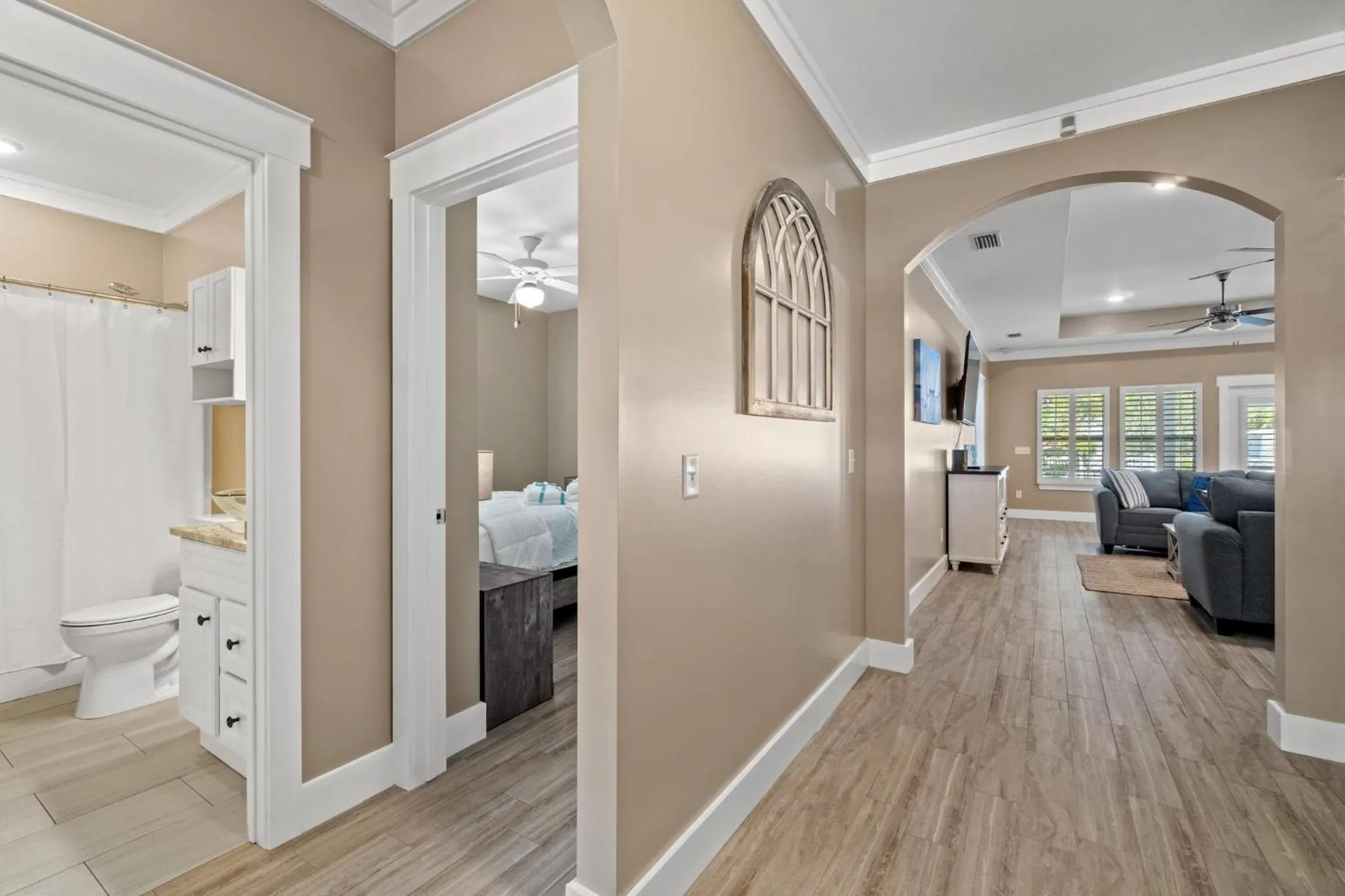 Bed in Charming Retreat, a Short Walk to Laguna Beach, with Room for 10!