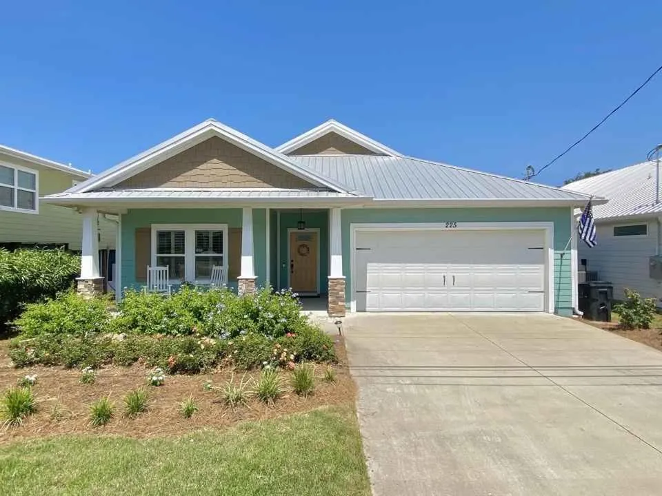 Parking in Charming Retreat, a Short Walk to Laguna Beach, with Room for 10!