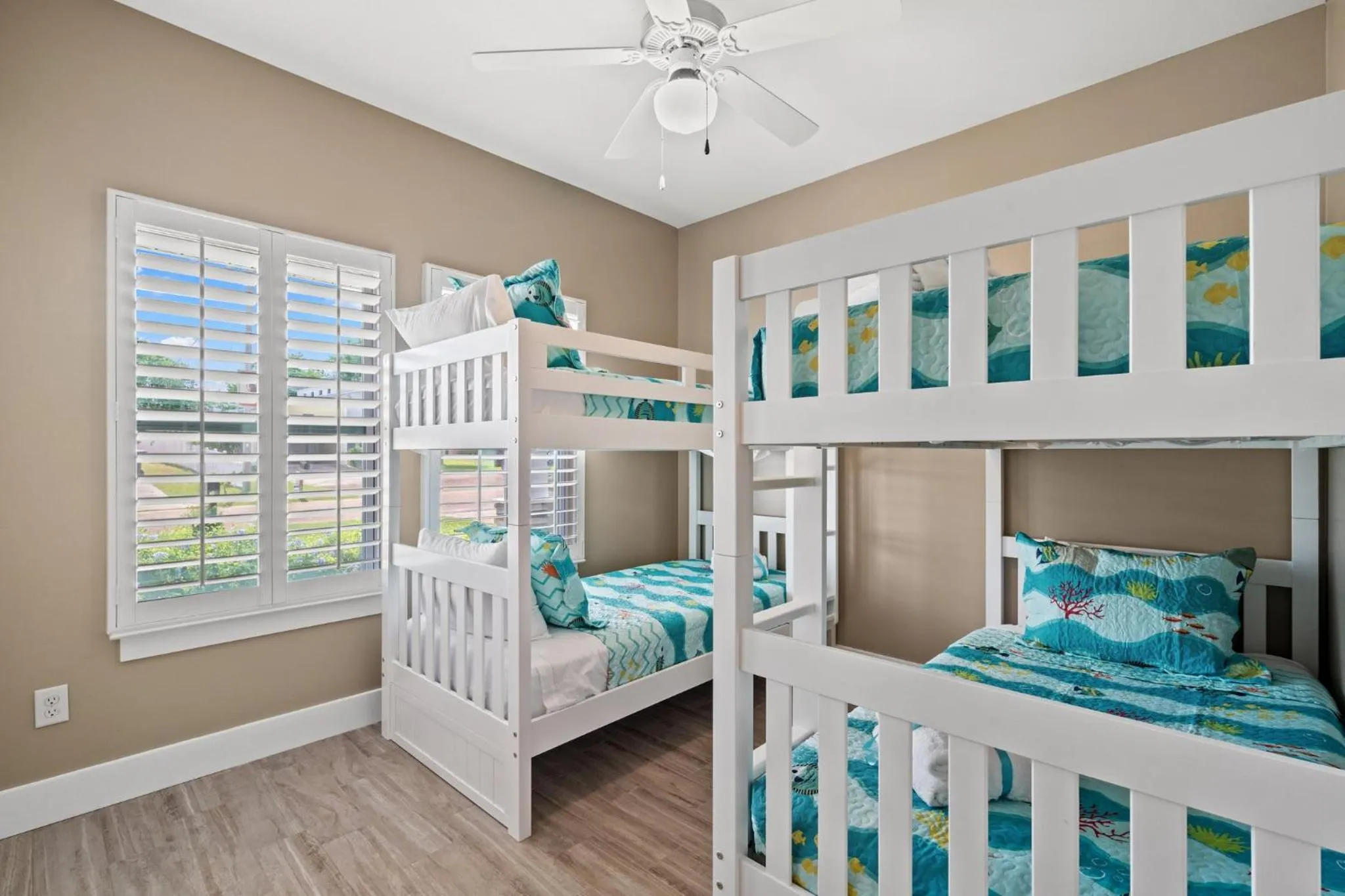 Bed in Charming Retreat, a Short Walk to Laguna Beach, with Room for 10!