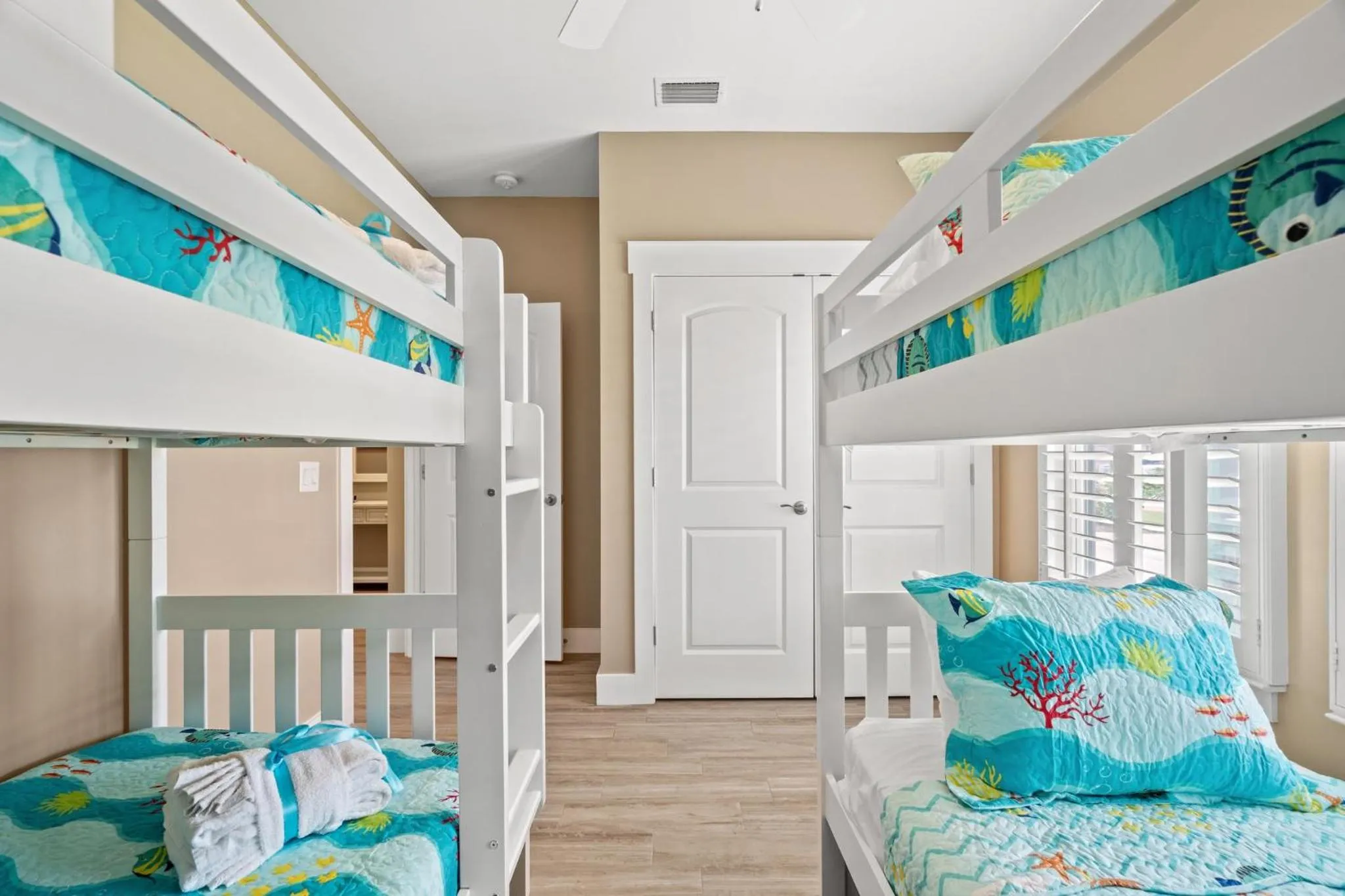 Bed in Charming Retreat, a Short Walk to Laguna Beach, with Room for 10!