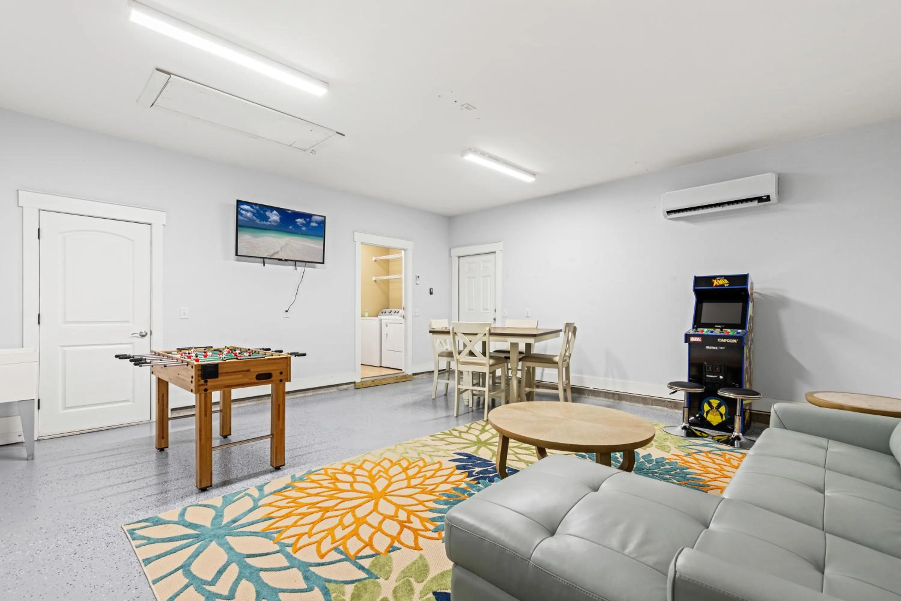 Charming Retreat, a Short Walk to Laguna Beach, with Room for 10!