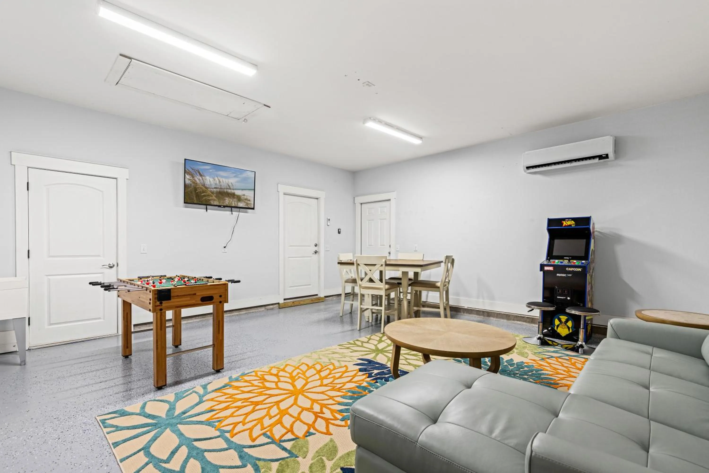 Charming Retreat, a Short Walk to Laguna Beach, with Room for 10!