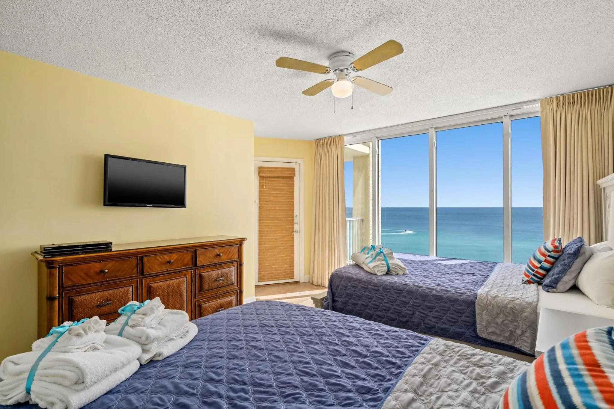 Living room, Bed in Beautiful Long Beach Condo unit 1-1206! TWO Gulf Masters!