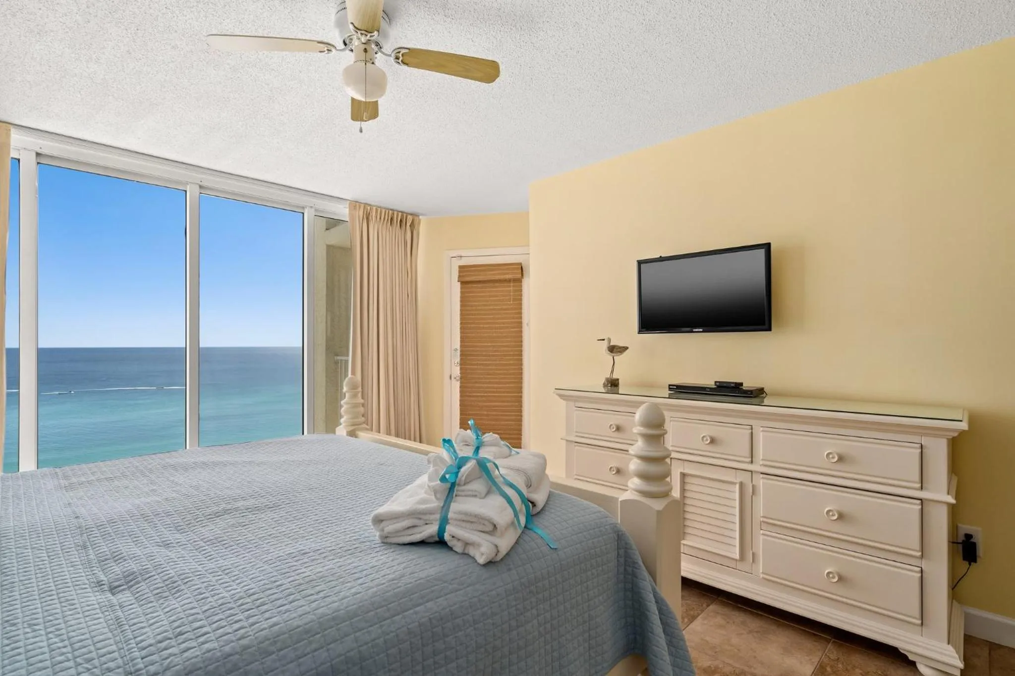 Living room, Bed in Beautiful Long Beach Condo unit 1-1206! TWO Gulf Masters!