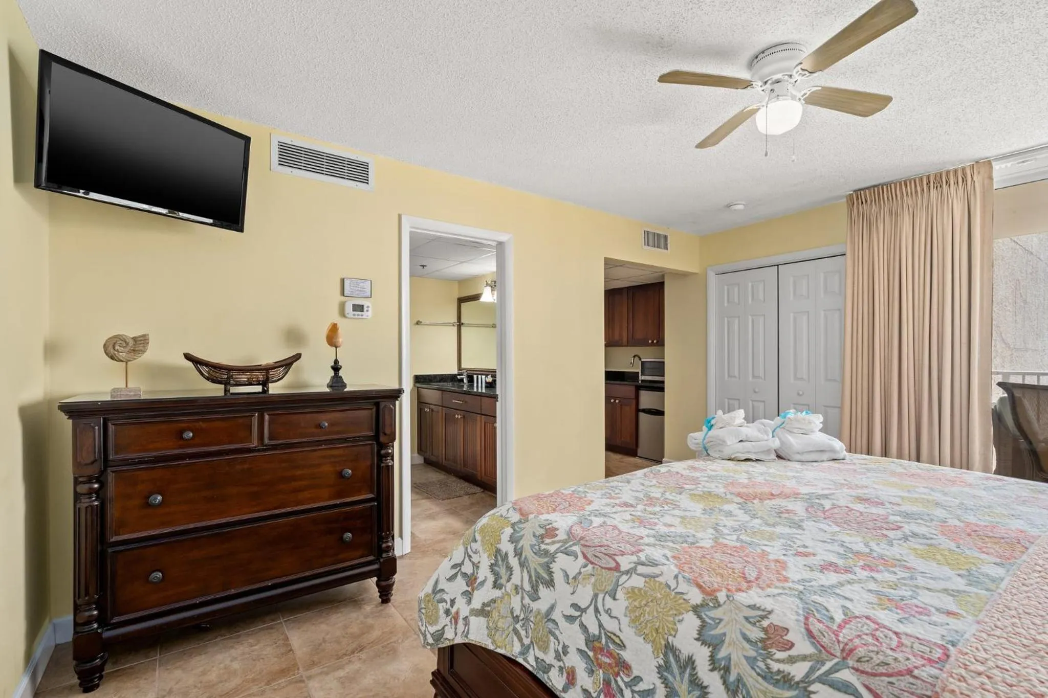 Living room, Bed in Beautiful Long Beach Condo unit 1-1206! TWO Gulf Masters!