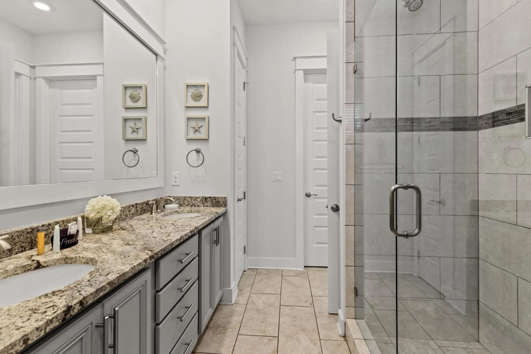 Photo of the whole room in 24 York Lane | Edgewater Escape