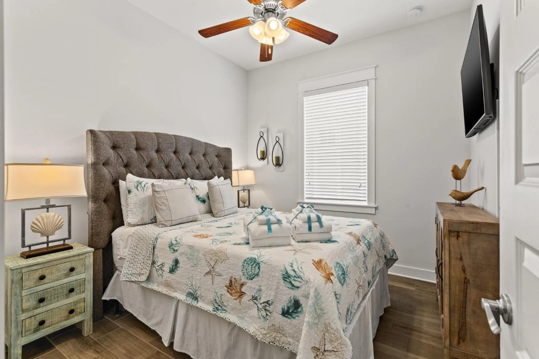 Living room, Bed in 24 York Lane | Edgewater Escape