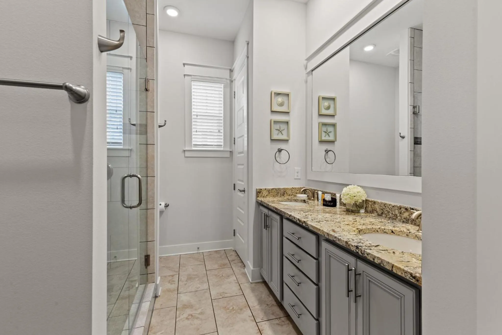 Photo of the whole room in 24 York Lane | Edgewater Escape