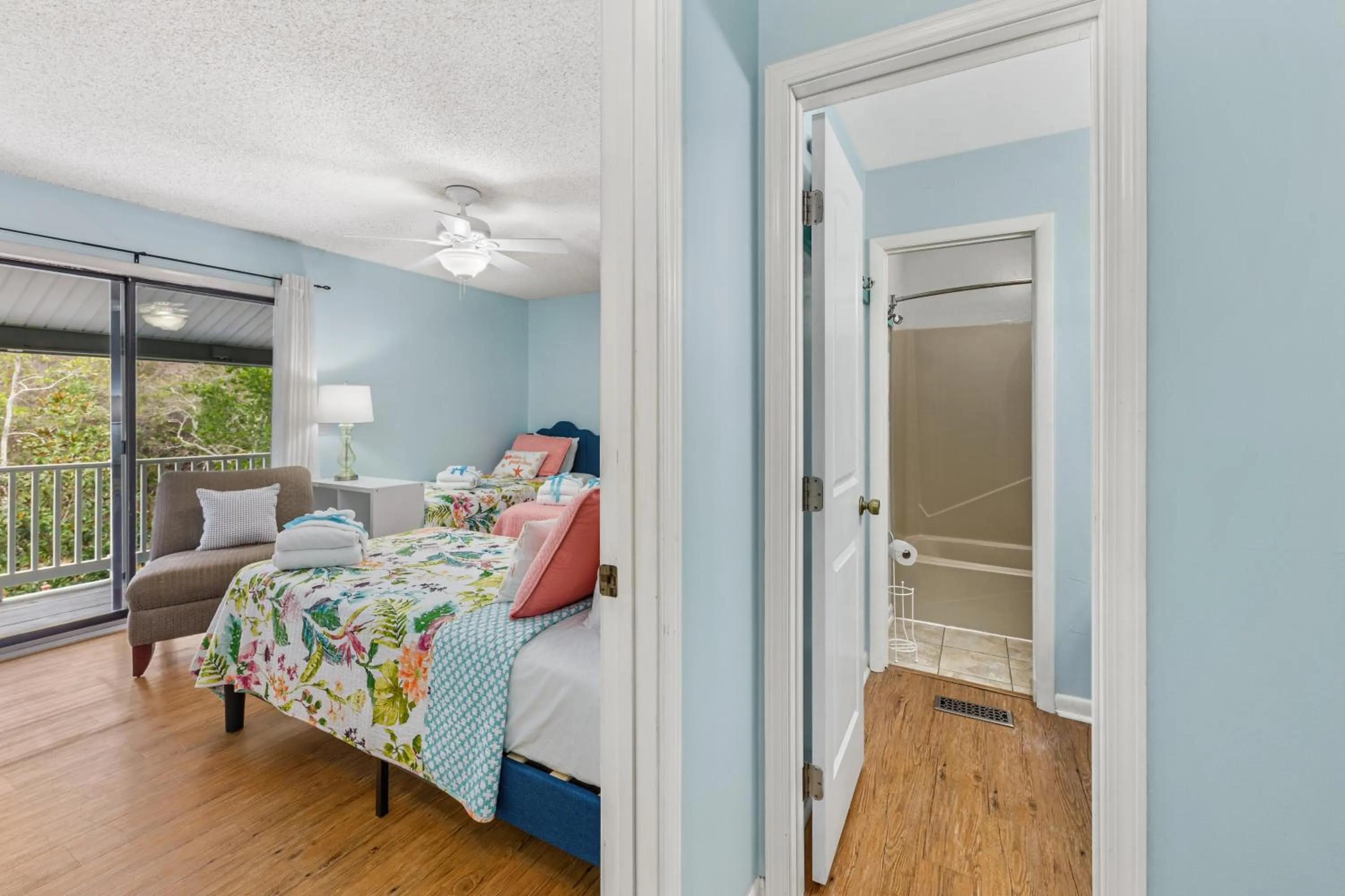 Bed in Short Walk to The Beach! Community Pool! Sleeps 6!