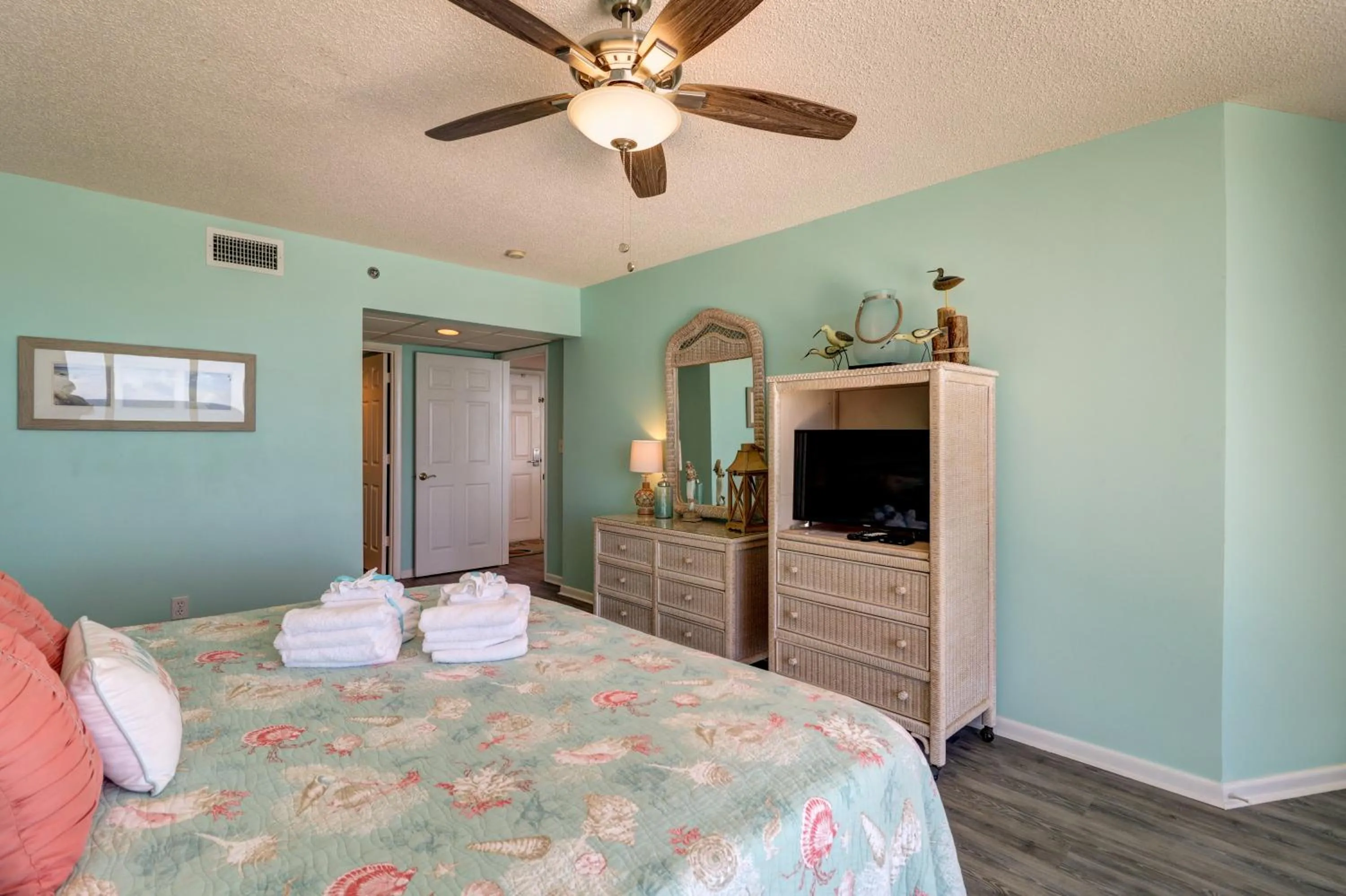Bed in The Perfect Escape! Long Beach Resort-8th Floor-Gulf Front with AMAZING views