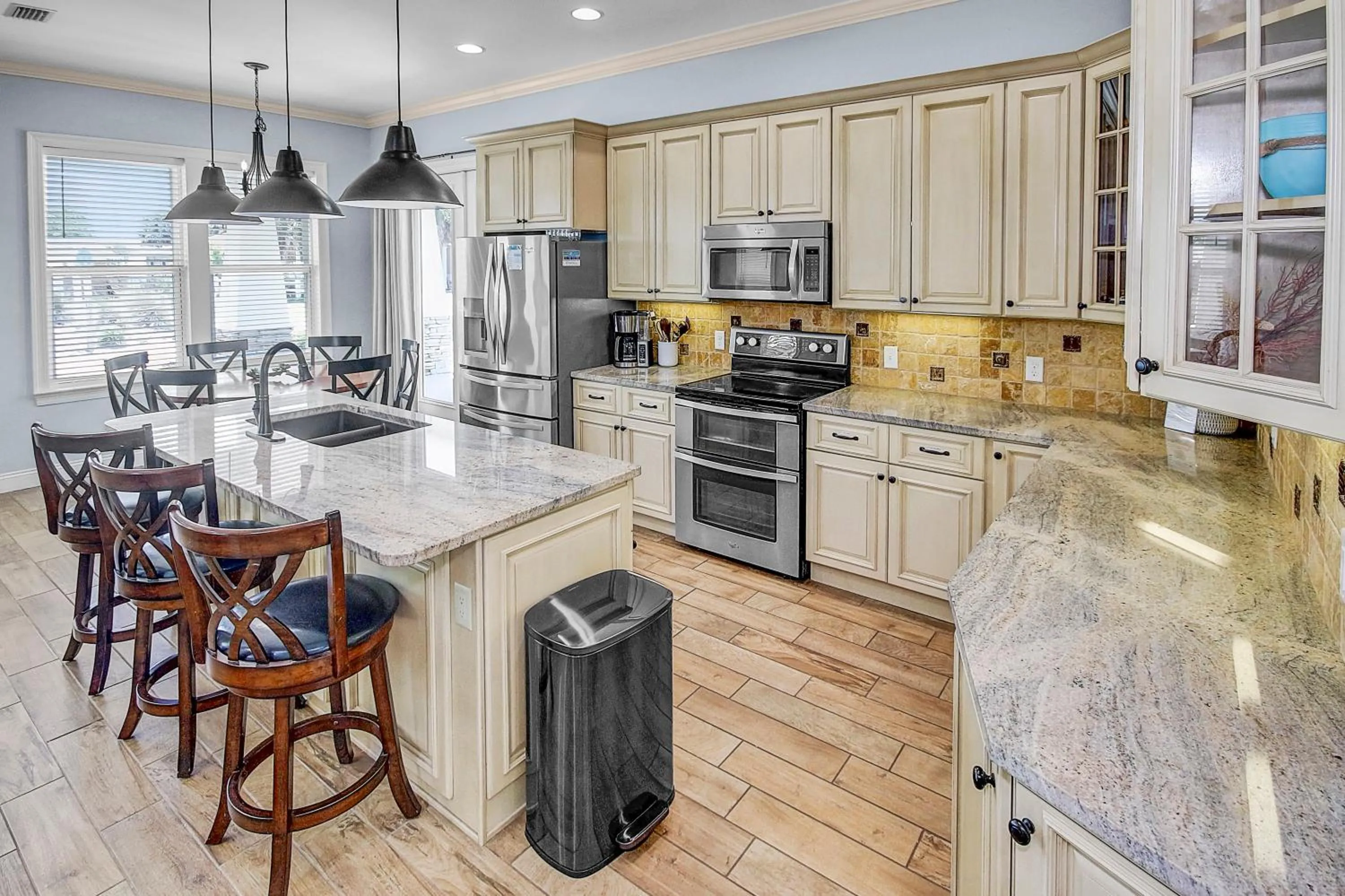 Kitchen or kitchenette in 5 Bed, 5 Bath Beach Home/Only a 3 Minute Walk To The Beach! SLEEPS 12