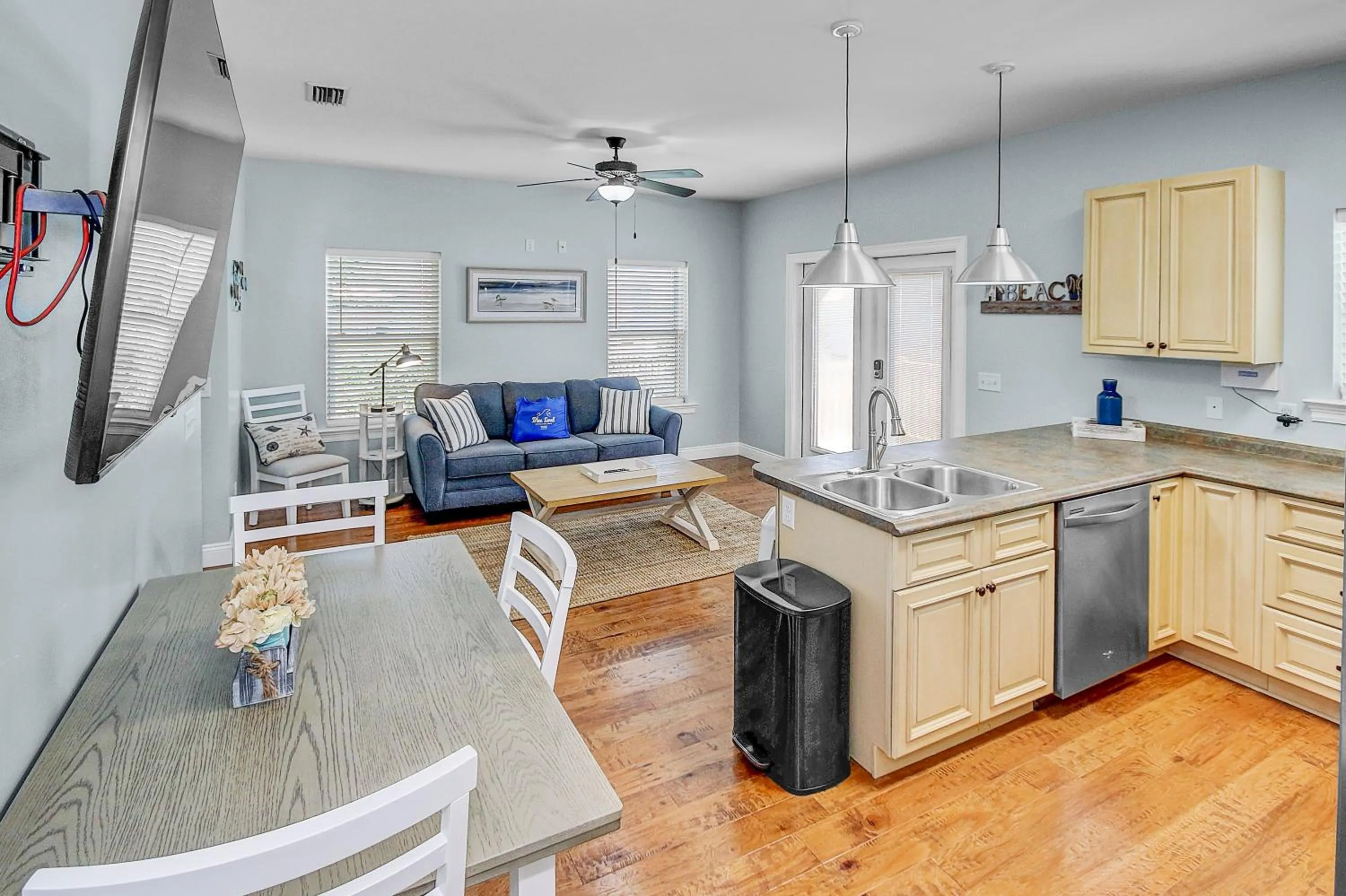 Kitchen or kitchenette in 5 Bed, 5 Bath Beach Home/Only a 3 Minute Walk To The Beach! SLEEPS 12