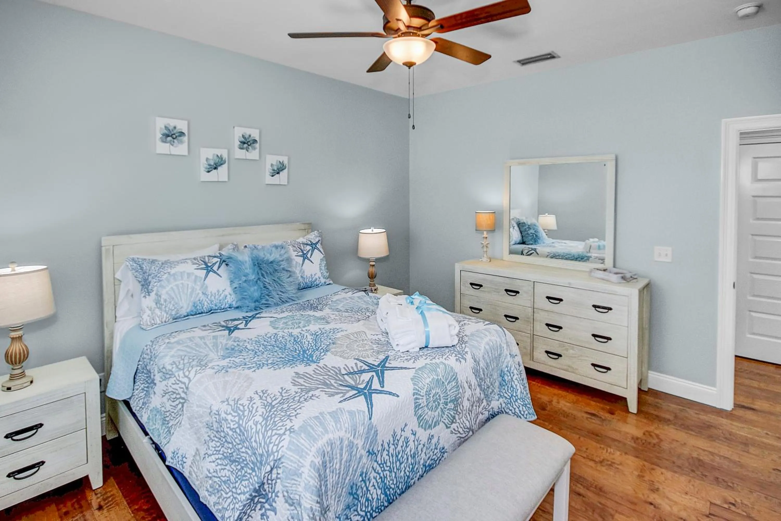 Bed in 5 Bed, 5 Bath Beach Home/Only a 3 Minute Walk To The Beach! SLEEPS 12