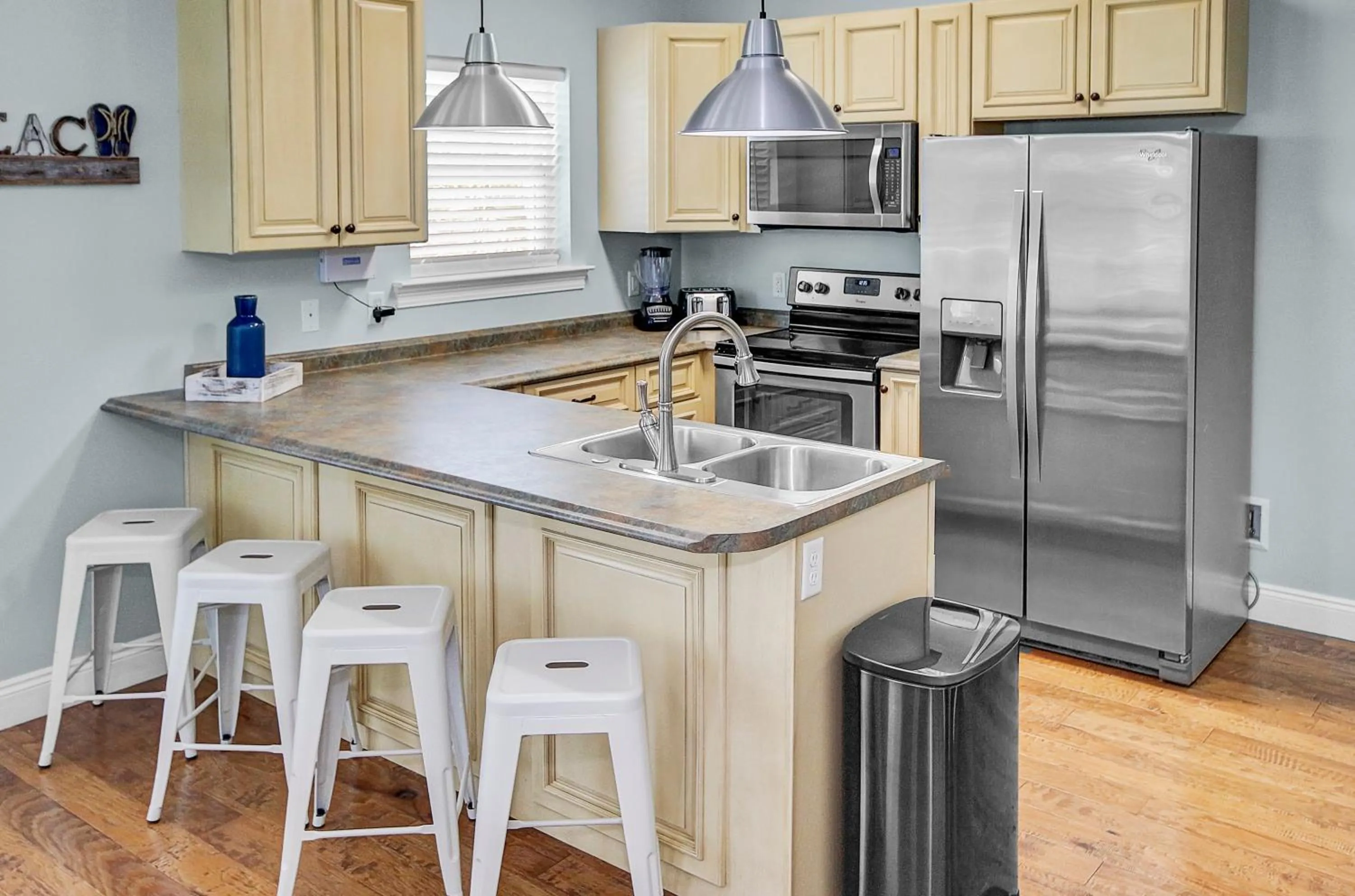 Kitchen or kitchenette in 5 Bed, 5 Bath Beach Home/Only a 3 Minute Walk To The Beach! SLEEPS 12