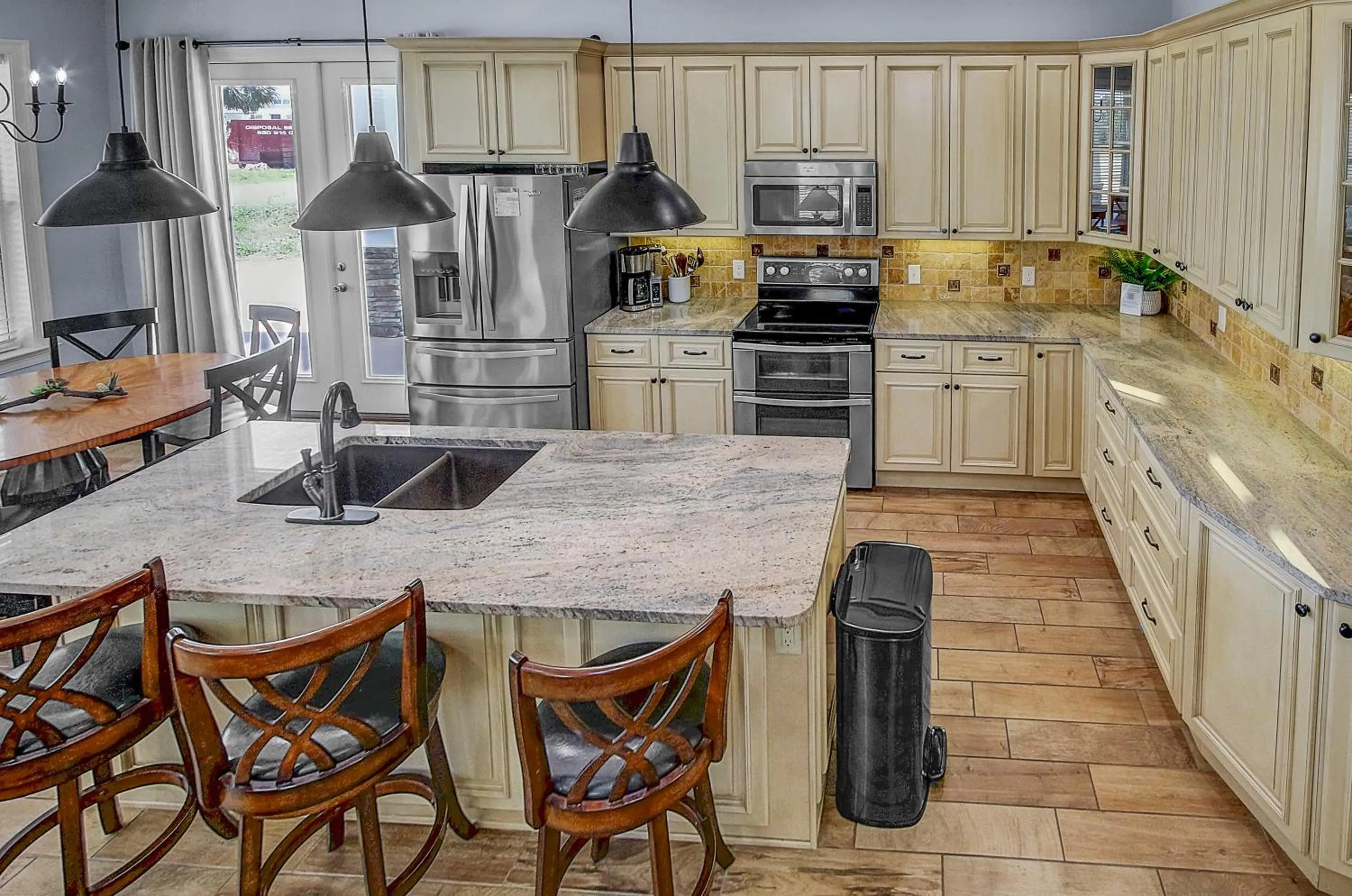 Kitchen or kitchenette in 5 Bed, 5 Bath Beach Home/Only a 3 Minute Walk To The Beach! SLEEPS 12