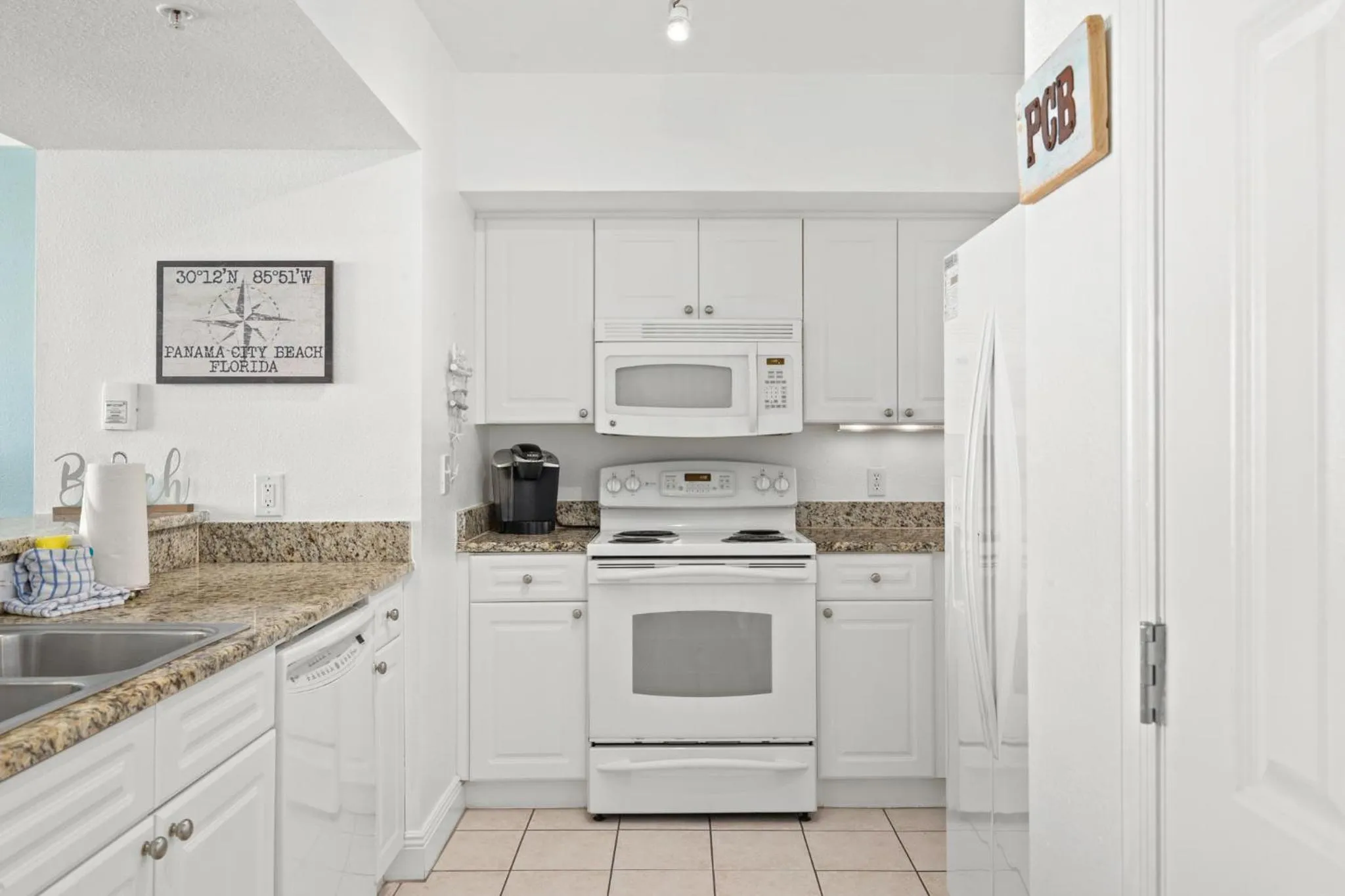 Kitchen or kitchenette in Emerald Beach Resort by Blue Swell