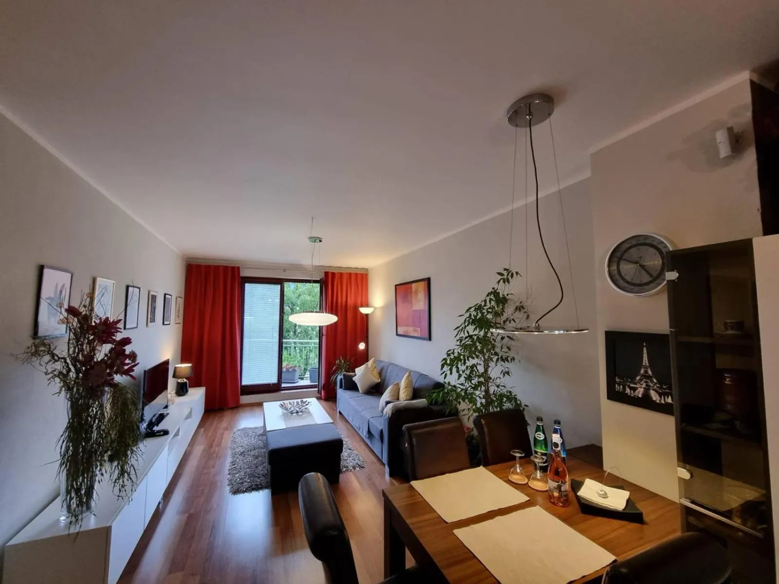 Living room in Central business apartment - FREE PARKING