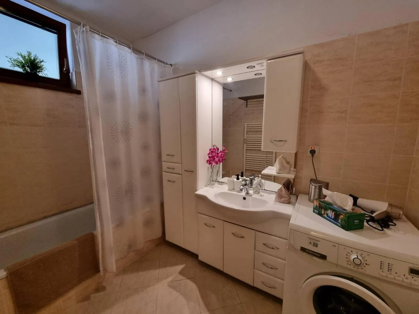 Bathroom in Central business apartment - FREE PARKING