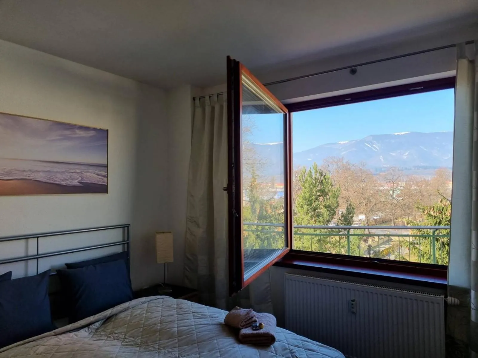 Bedroom, Bed in Central business apartment - FREE PARKING