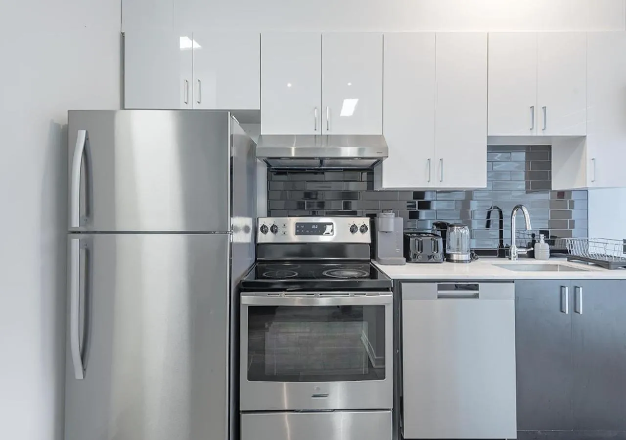 Luxurious 3BD Apt in heart of downtown 5 min walk to Bell Center