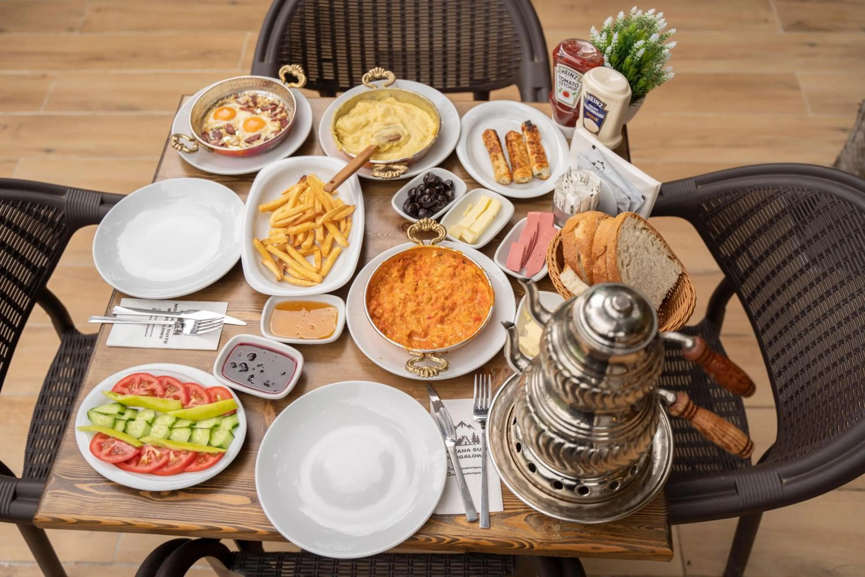 Restaurant/places to eat in Montana Suite Bungalows