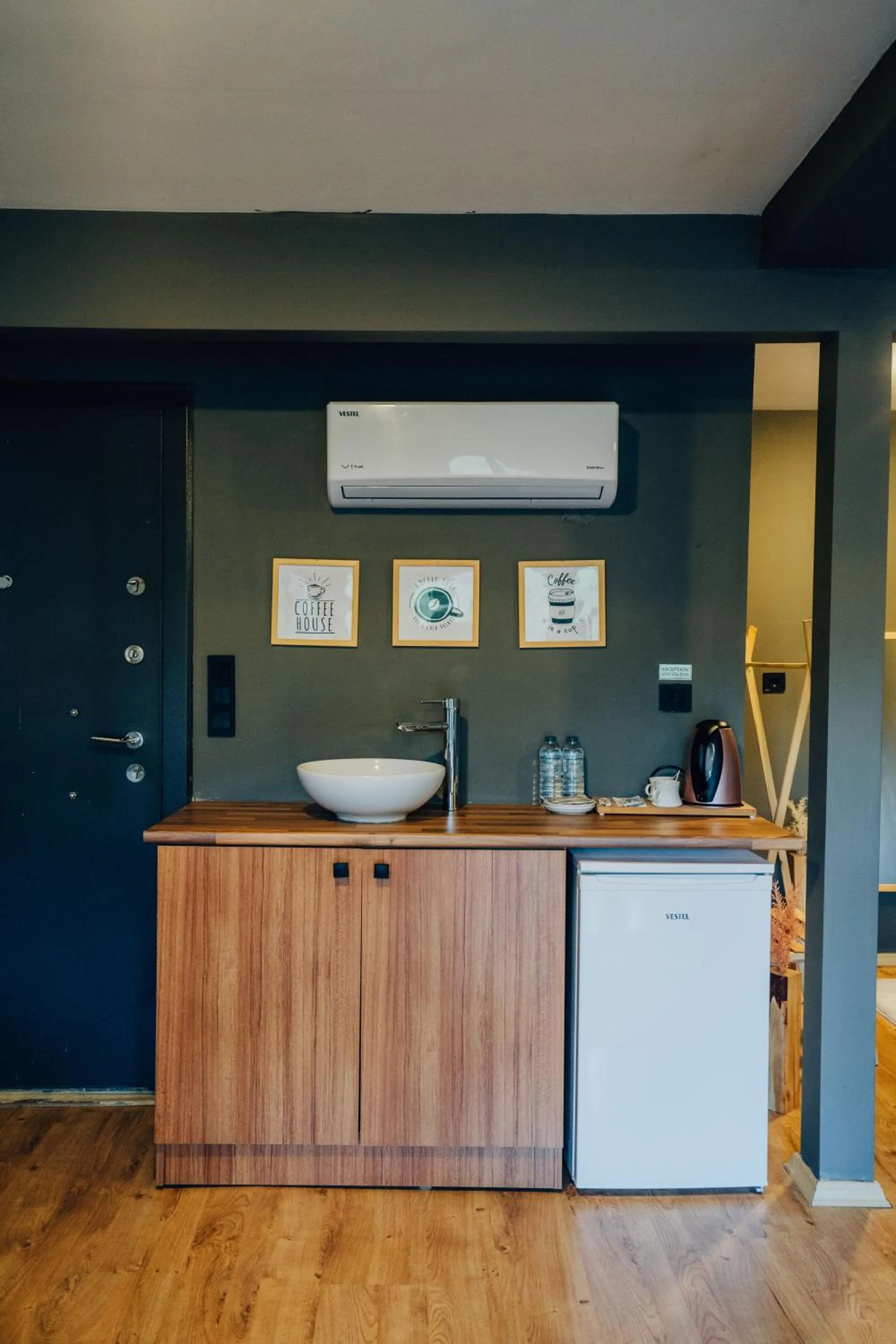 Kitchen or kitchenette in Montana Suite Bungalows
