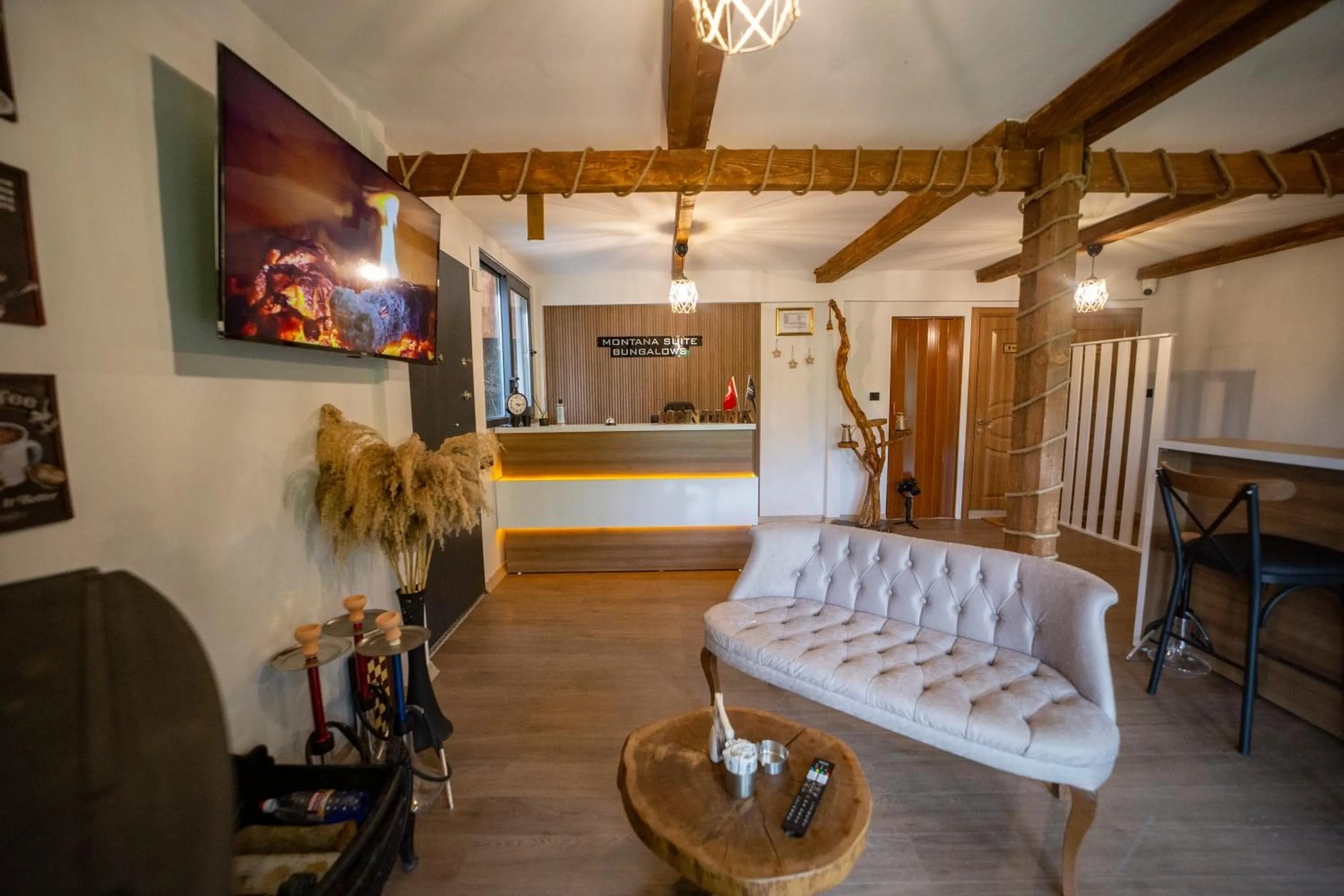 Lobby or reception in Montana Suite Bungalows