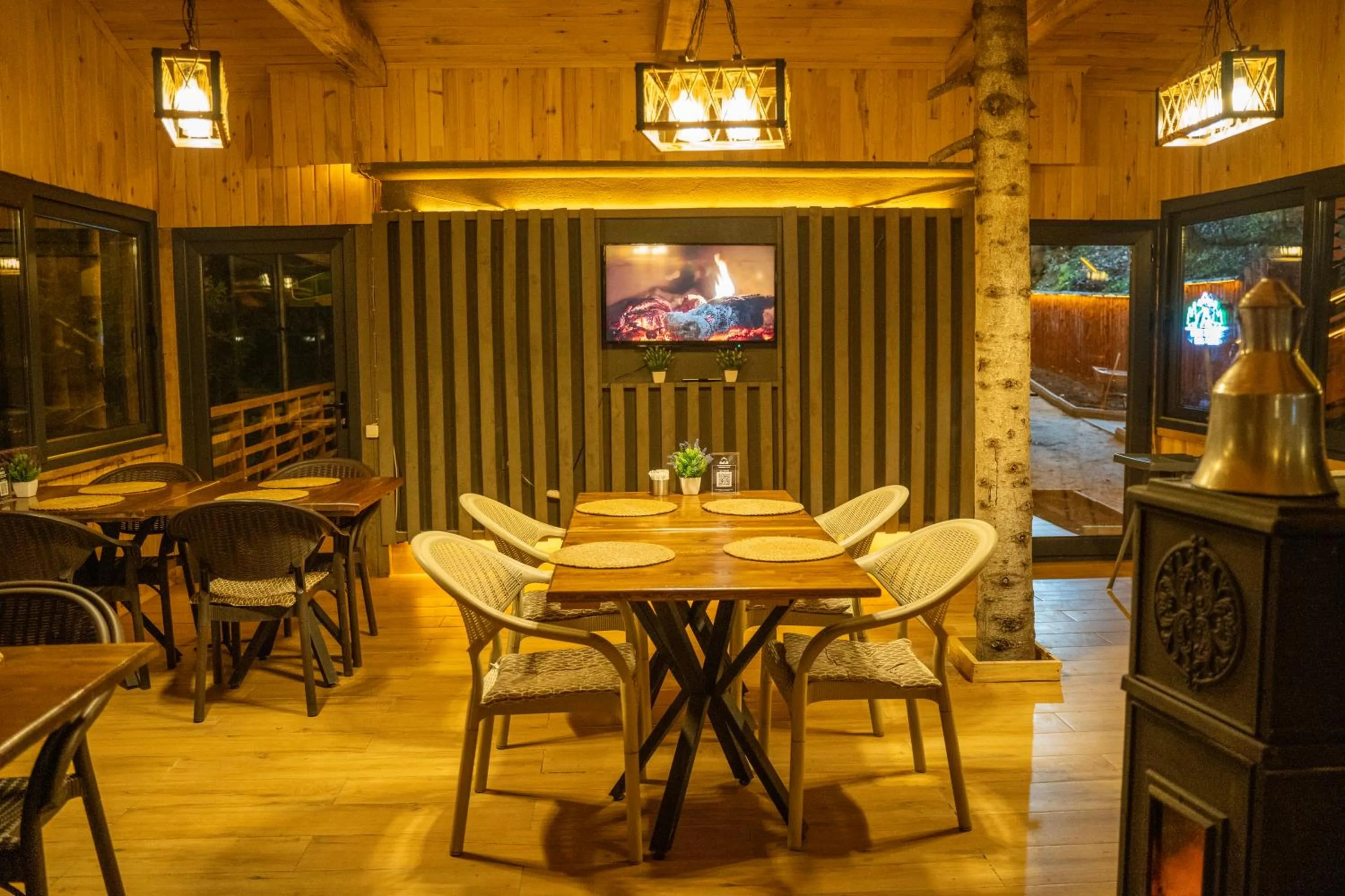 Restaurant/places to eat in Montana Suite Bungalows