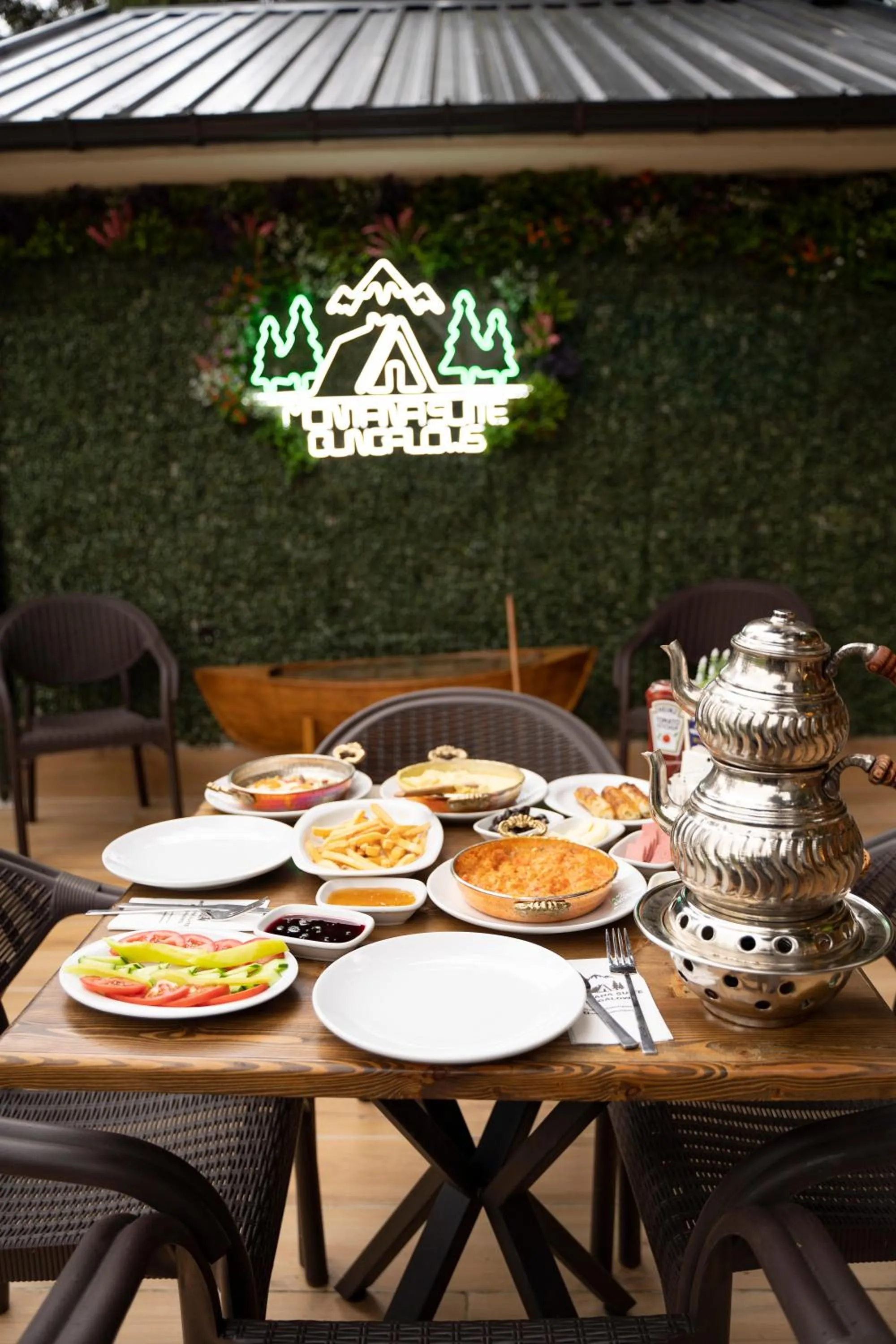 Restaurant/places to eat in Montana Suite Bungalows