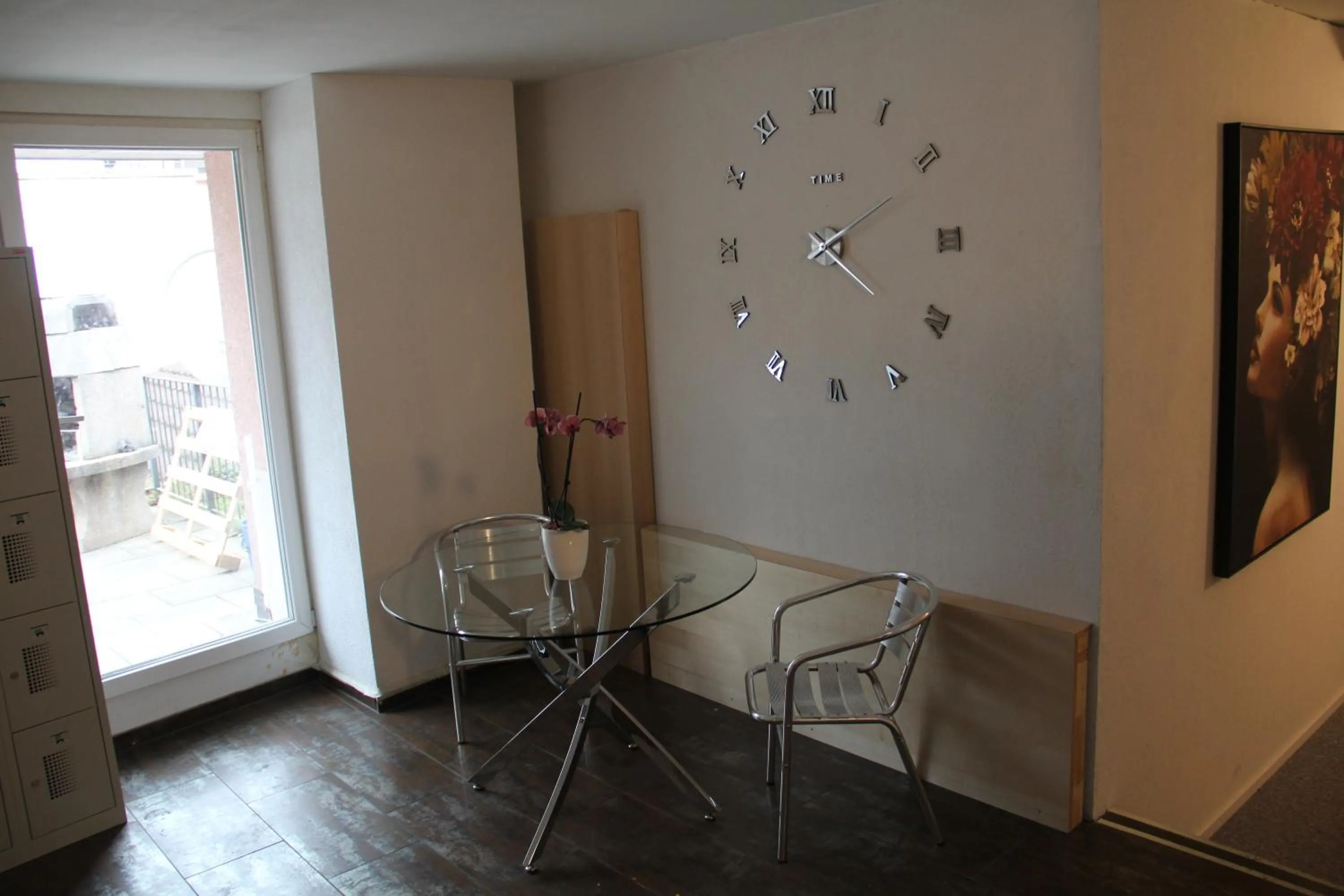 Seating area in Stay2Night City Center Hostel Self Check-In No Reception